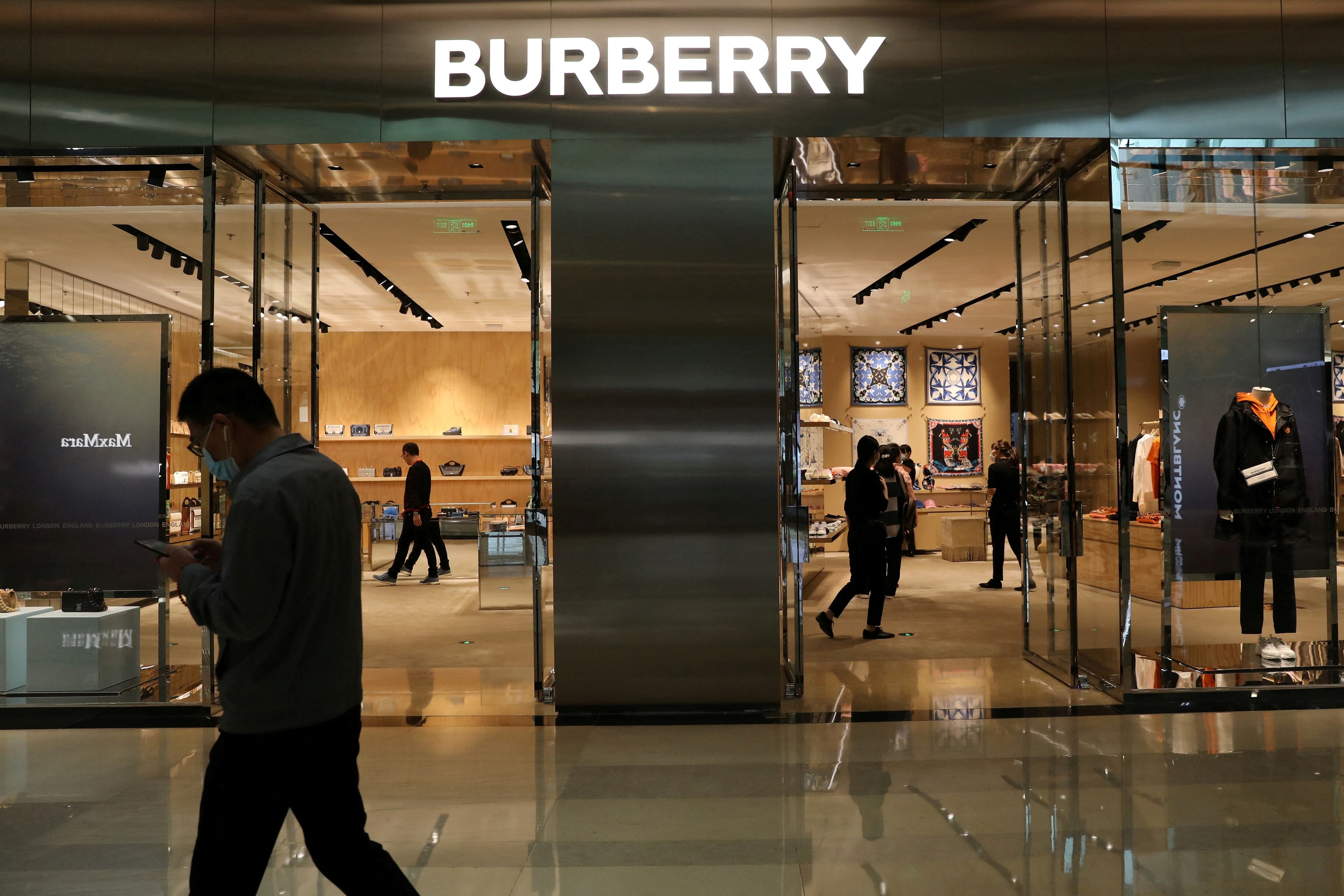 Burberry,  CEO Jonathan Akeroyd,  CEO Burberry,  Joshua Schulman,  Burberry thua lo,  Burberry suy thoai,  znews thoi trang,  tin tuc thoi trang anh 2