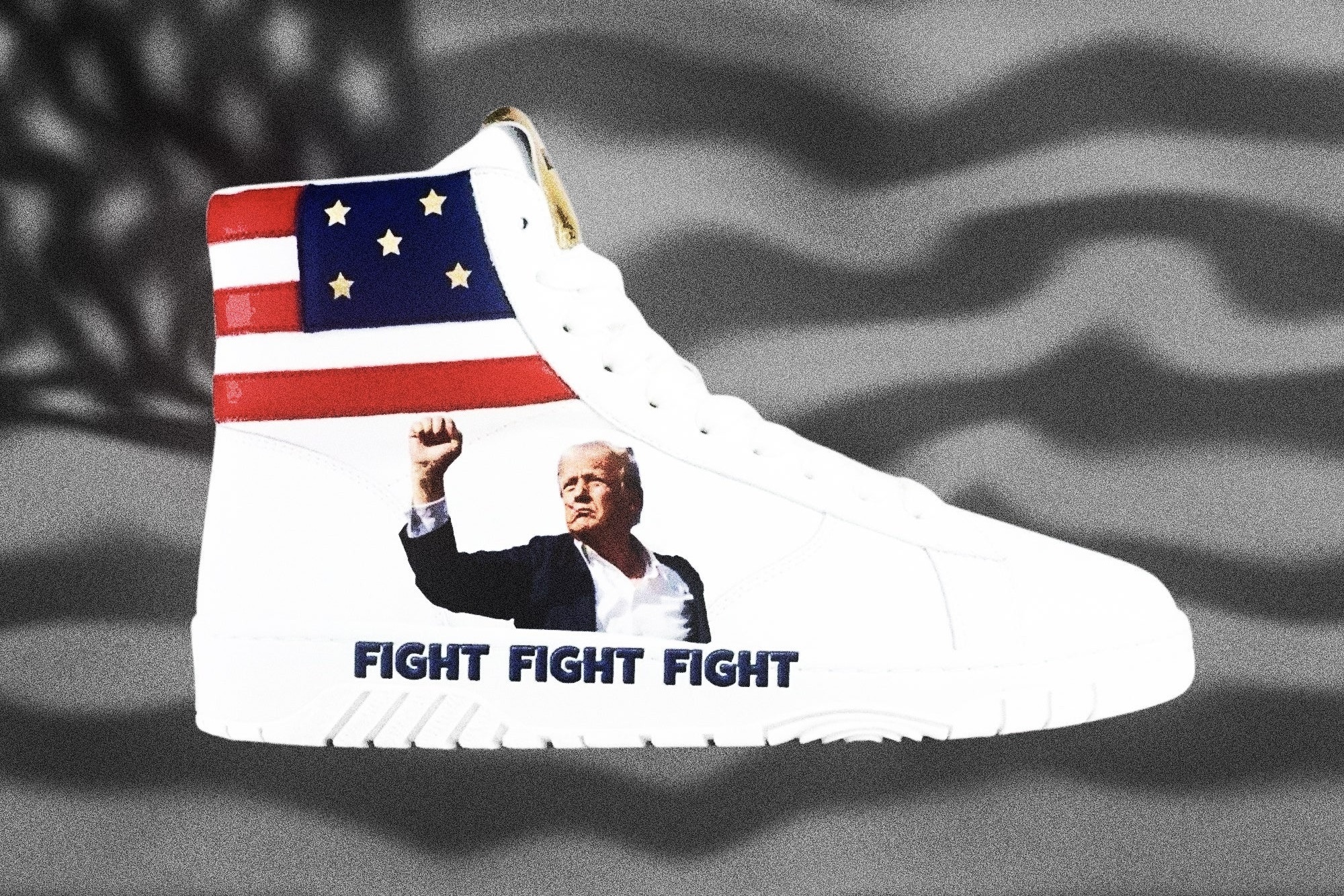 'Chay hang' 5.000 doi giay in hinh ong Trump bi am sat hut hinh anh