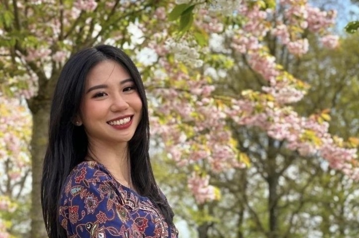 Tiep vien hang khong 29 tuoi bo nghe, ve ban com binh dan o Singapore hinh anh
