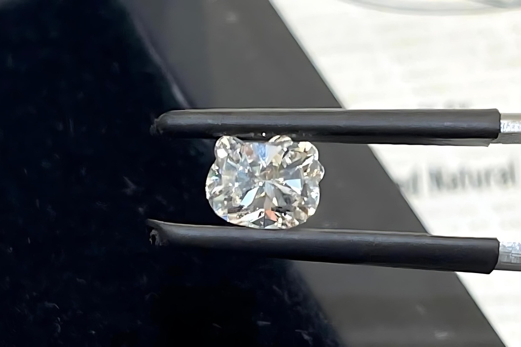 Doc la kim cuong cat hinh Hello Kitty hinh anh