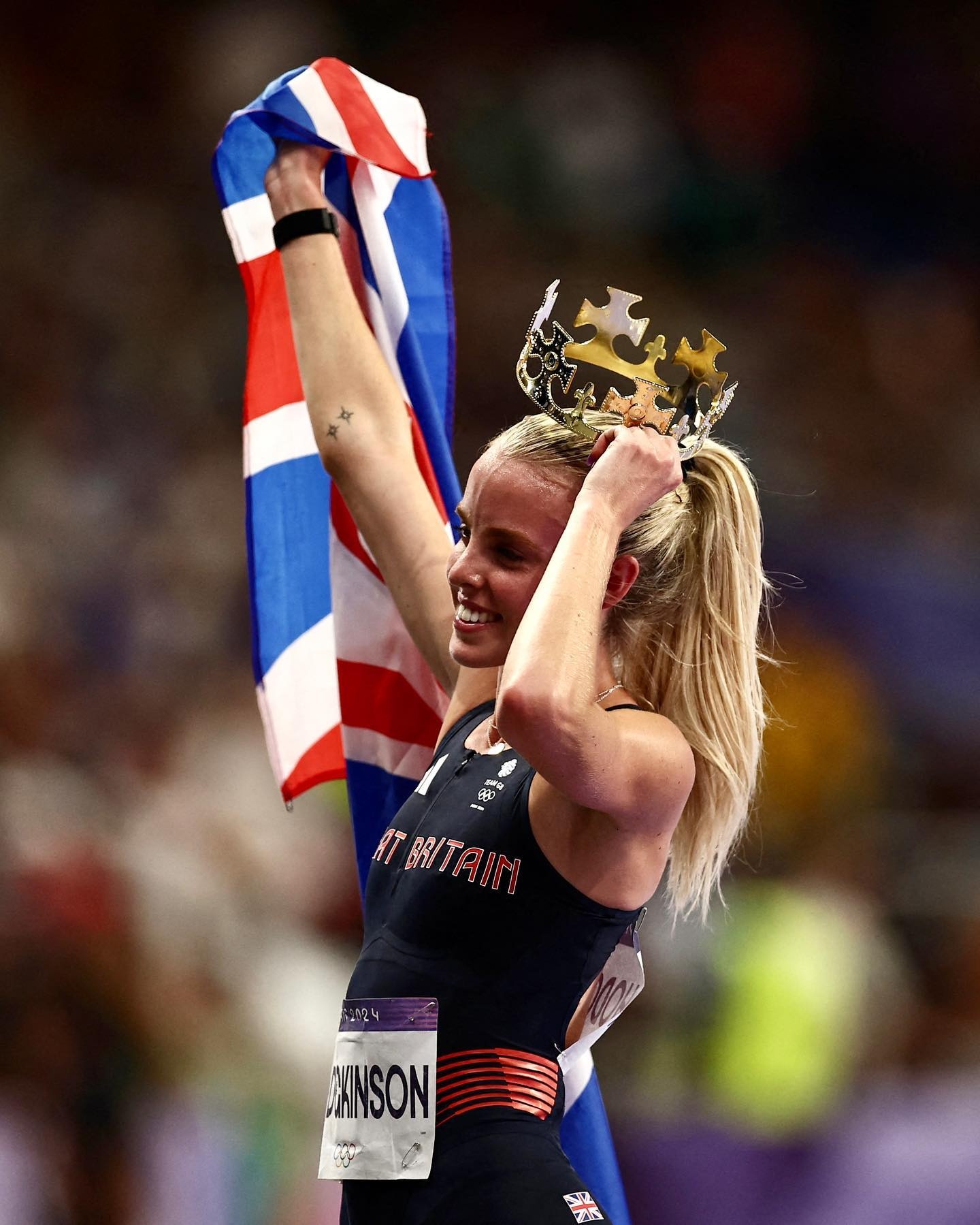 Olympic paris 2024,  the van hoi 2024,  Femke Bol,  Keely Hodgkinson,  Yaroslava Mahuchikh,  dong ho Omega,  dong ho sieu nhe,  Omega Ultra Light,  Seamaster Aqua Terra,  znews the thao,  znews dong ho anh 4