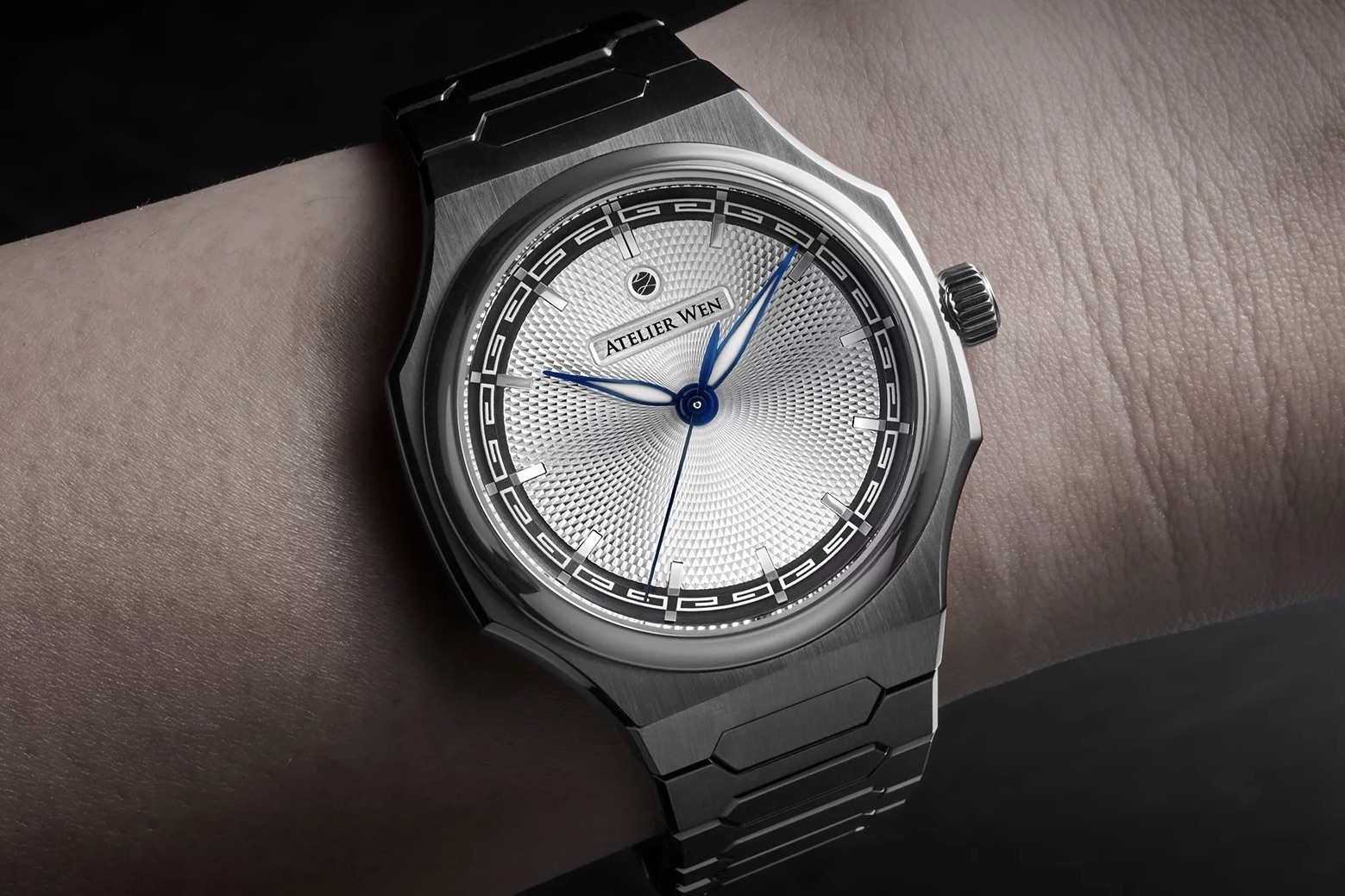 Dong ho ban gioi han 'chay hang' sau 1 tieng mo ban hinh anh