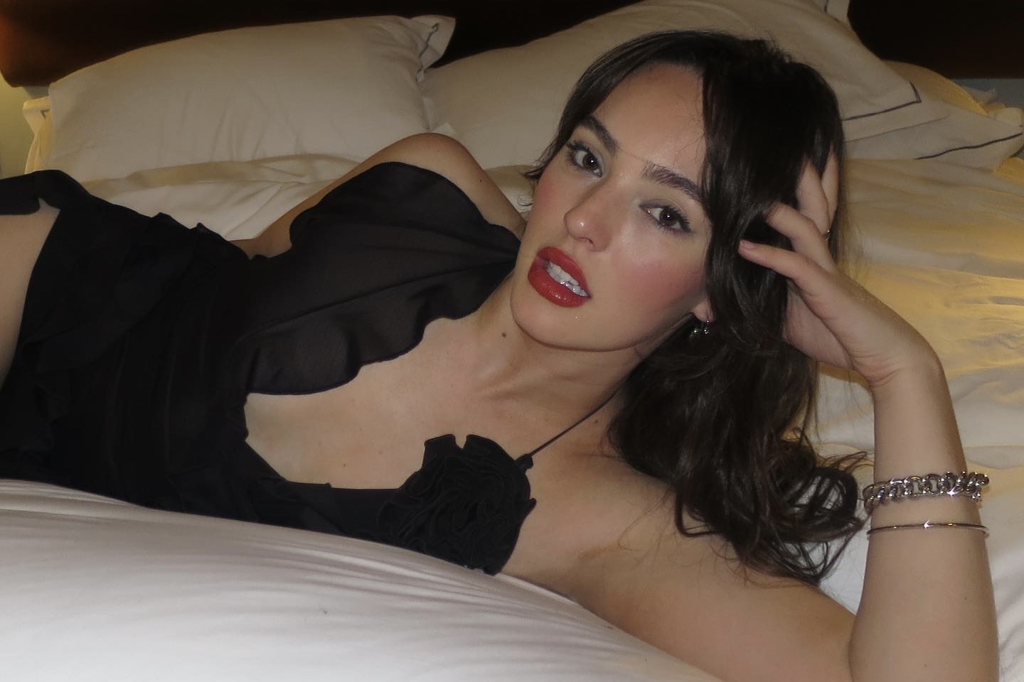 Co gai 25 tuoi dung sau de che trieu USD o My hinh anh