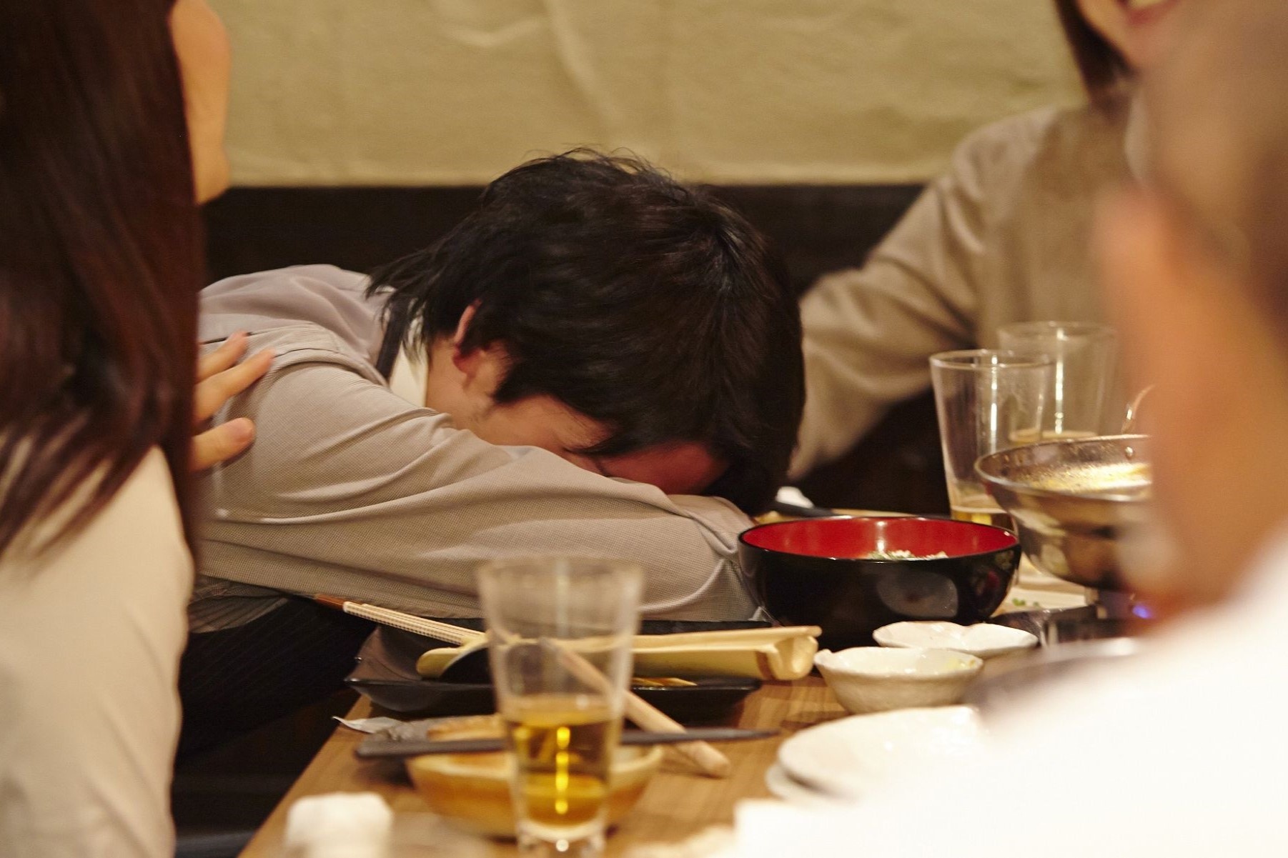 Nu nhan vien Trung Quoc bi giam doc danh vi tu choi uong ruou hinh anh