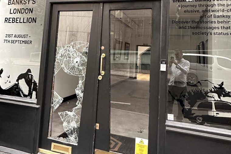 Hai ten trom o Anh pha cua kinh de lay cap tranh cua Banksy hinh anh