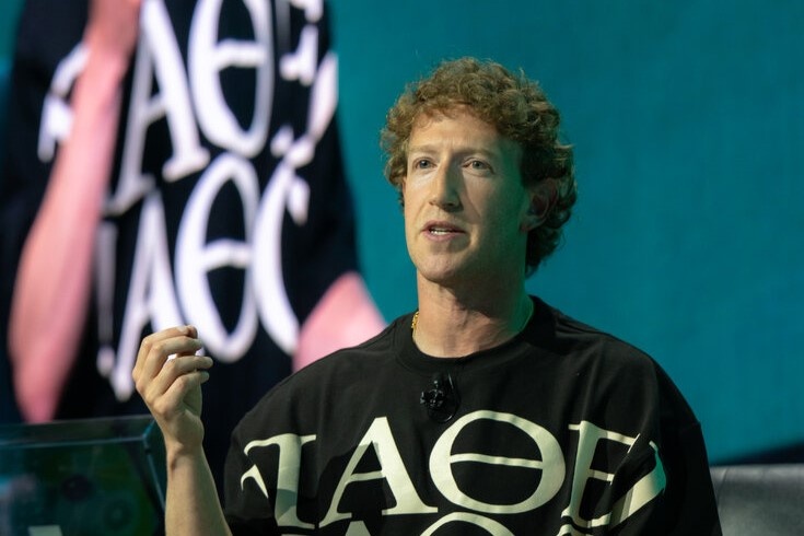 Mark Zuckerberg lai gay soc voi dong ho 100.000 USD hinh anh