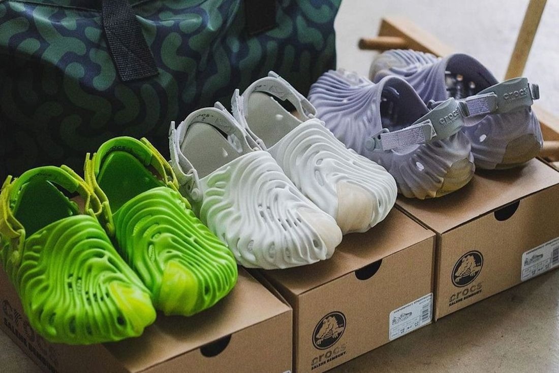 Crocs,  Asics,  Maison Margiela,  Rihanna,  UGG Boots,  giay xau,  giay ngoai hanh tinh,  dad shoes la gi,  znews thoi trang,  ugly chic la gi anh 8