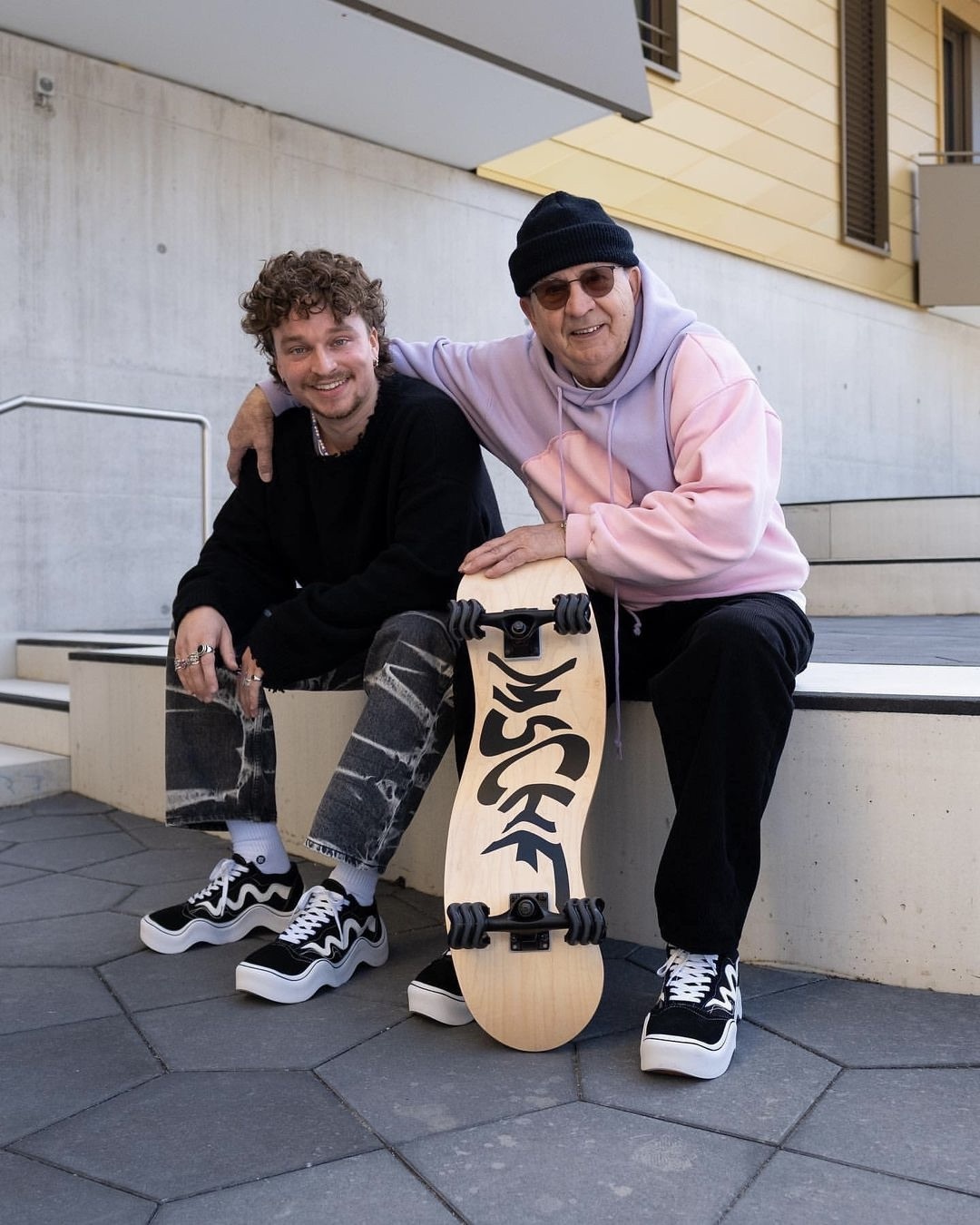 Crocs,  Asics,  Maison Margiela,  Rihanna,  UGG Boots,  giay xau,  giay ngoai hanh tinh,  dad shoes la gi,  znews thoi trang,  ugly chic la gi anh 7