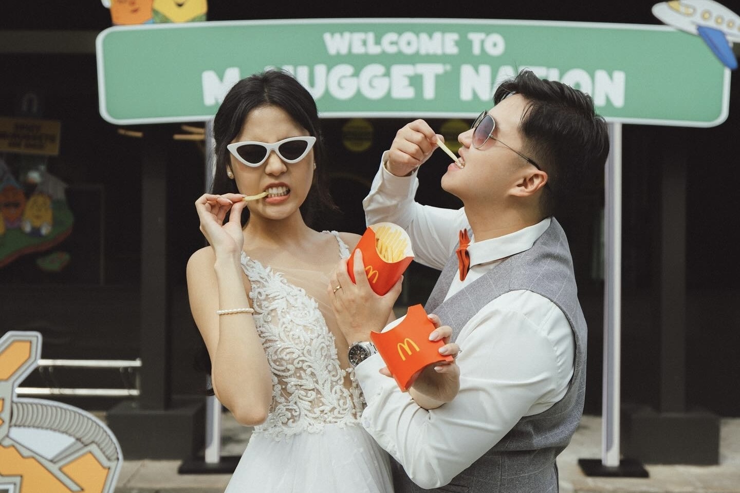 Gioi tre Trung Quoc lam dam cuoi '3 khong' o McDonald’s hinh anh