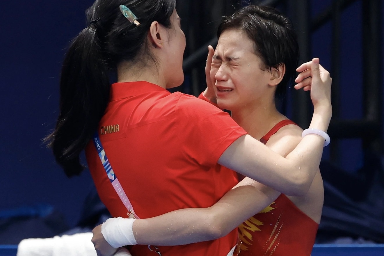 VDV Trung Quoc tron trong nha ve sinh vi fan cuong hinh anh