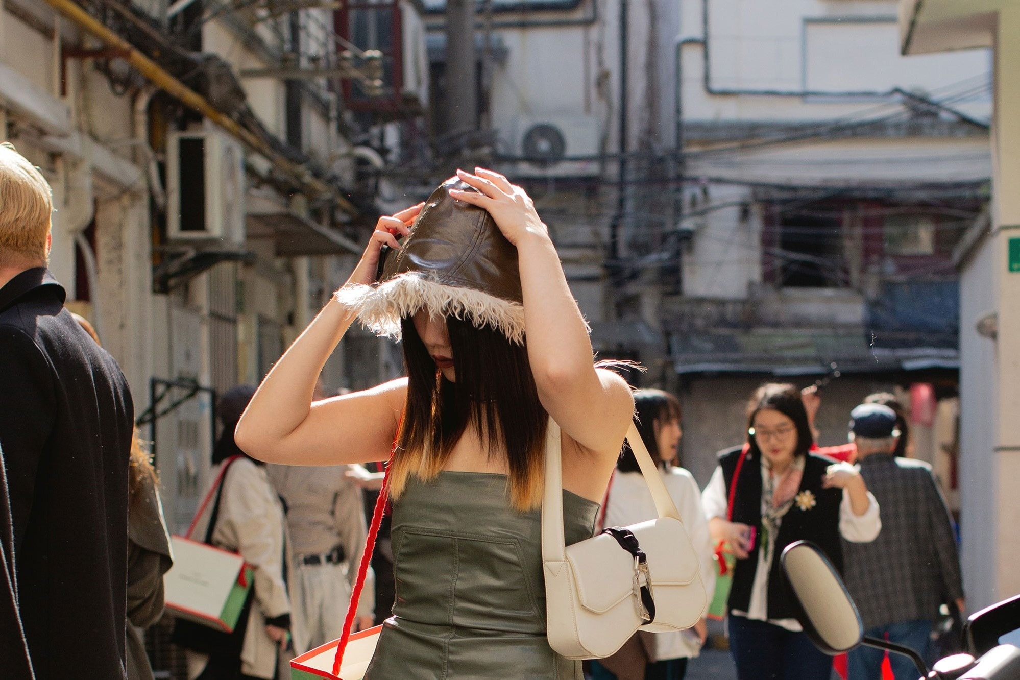LUX_SHAME_CHINA_VOGUEBUS_23824_S.jpg