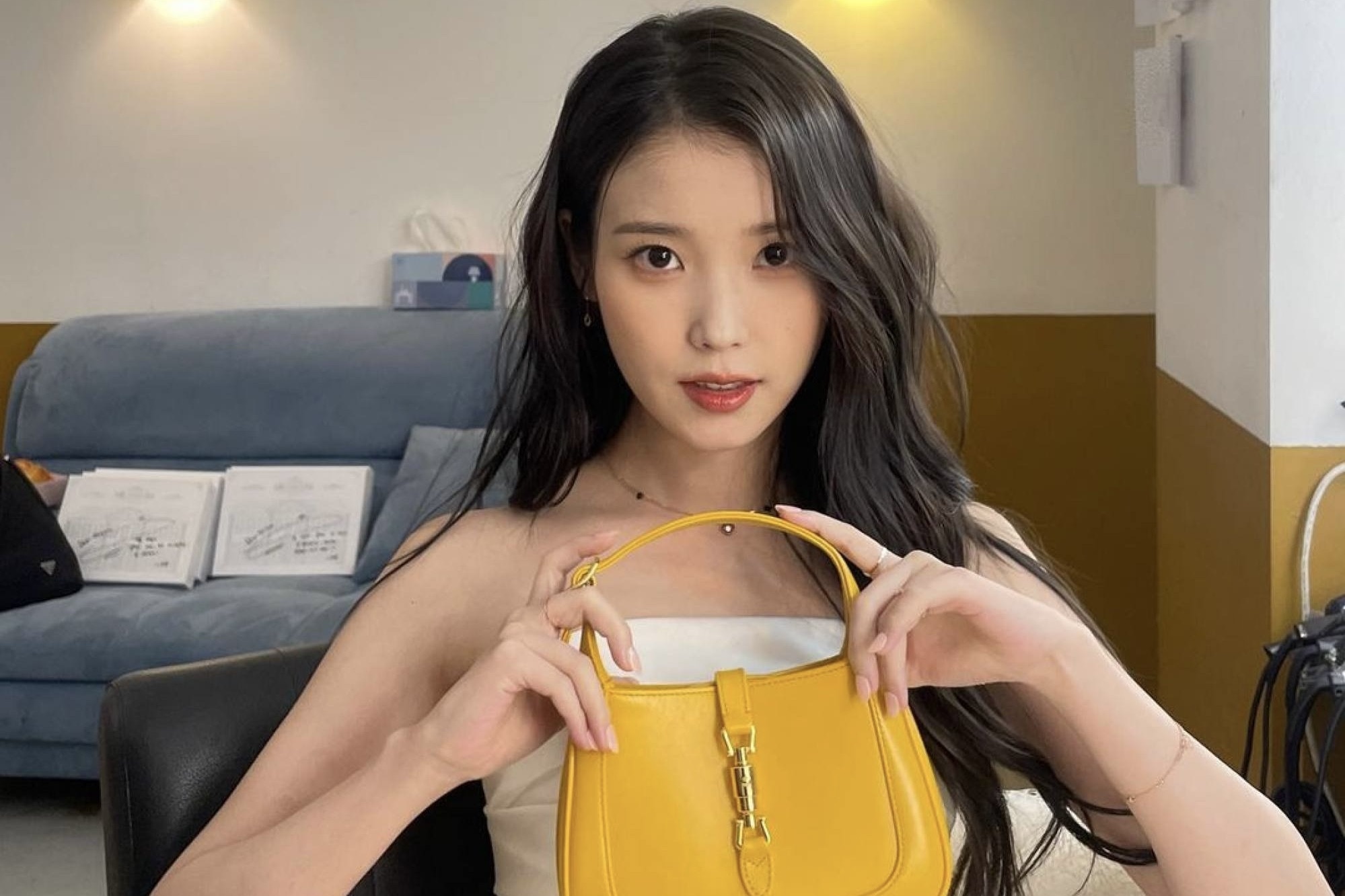 Gucci, Burberry ban do gia re, mong cuu van doanh so hinh anh