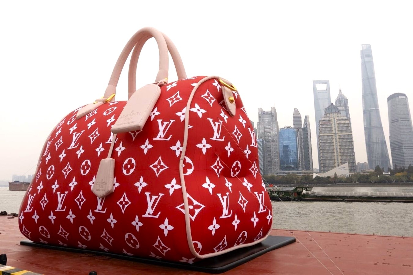 Thay gi khi sieu cua hang Louis Vuitton o Trung Quoc 'dap chieu'? hinh anh