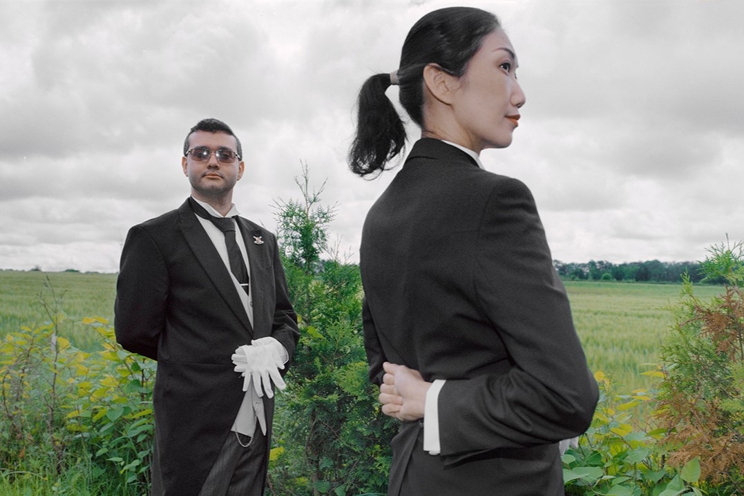 Nhan vien ngan hang bo viec de lam quan gia khach san 5 sao hinh anh