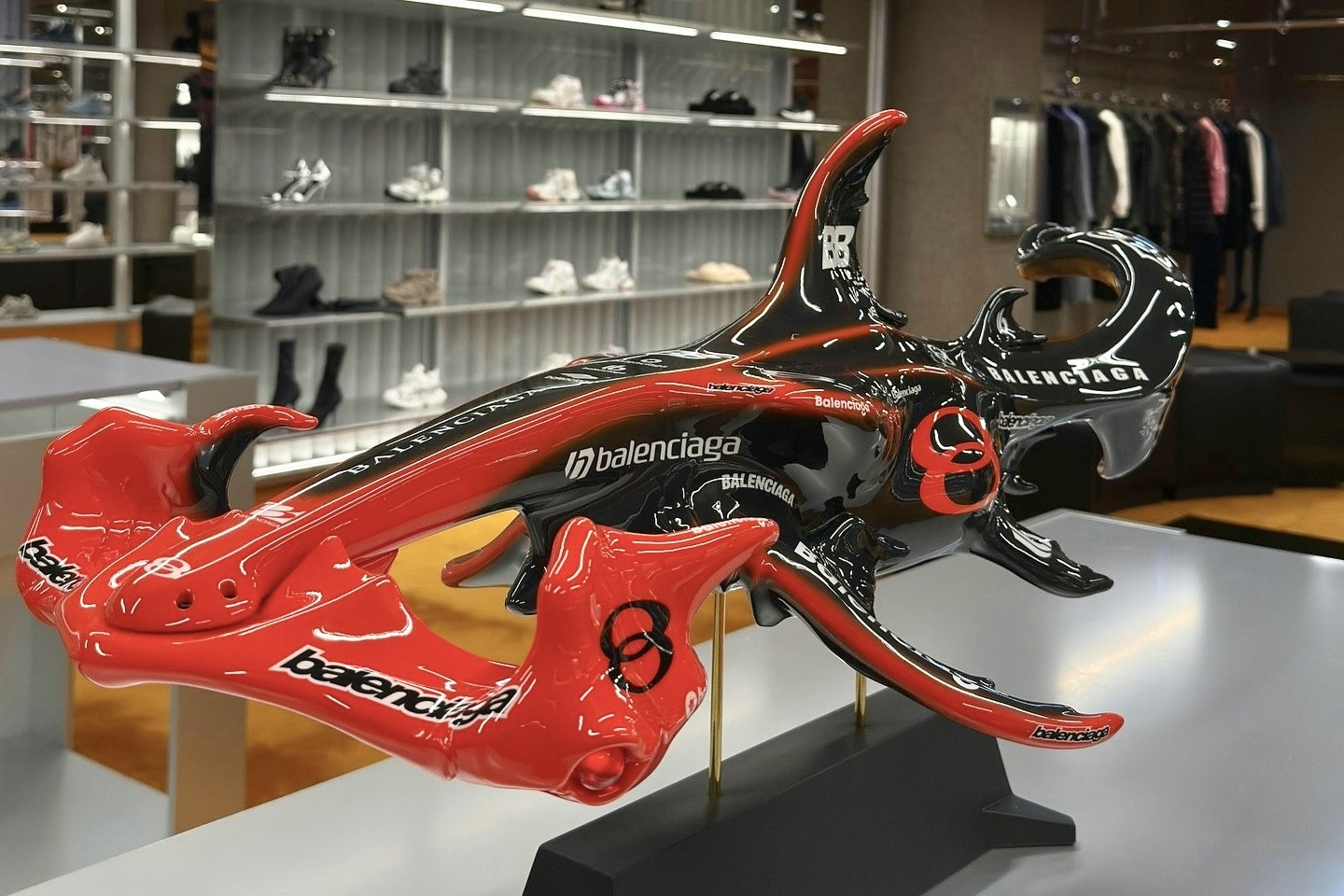 'Ca map' 70.000 USD cua Balenciaga gay chu y tai F1 hinh anh