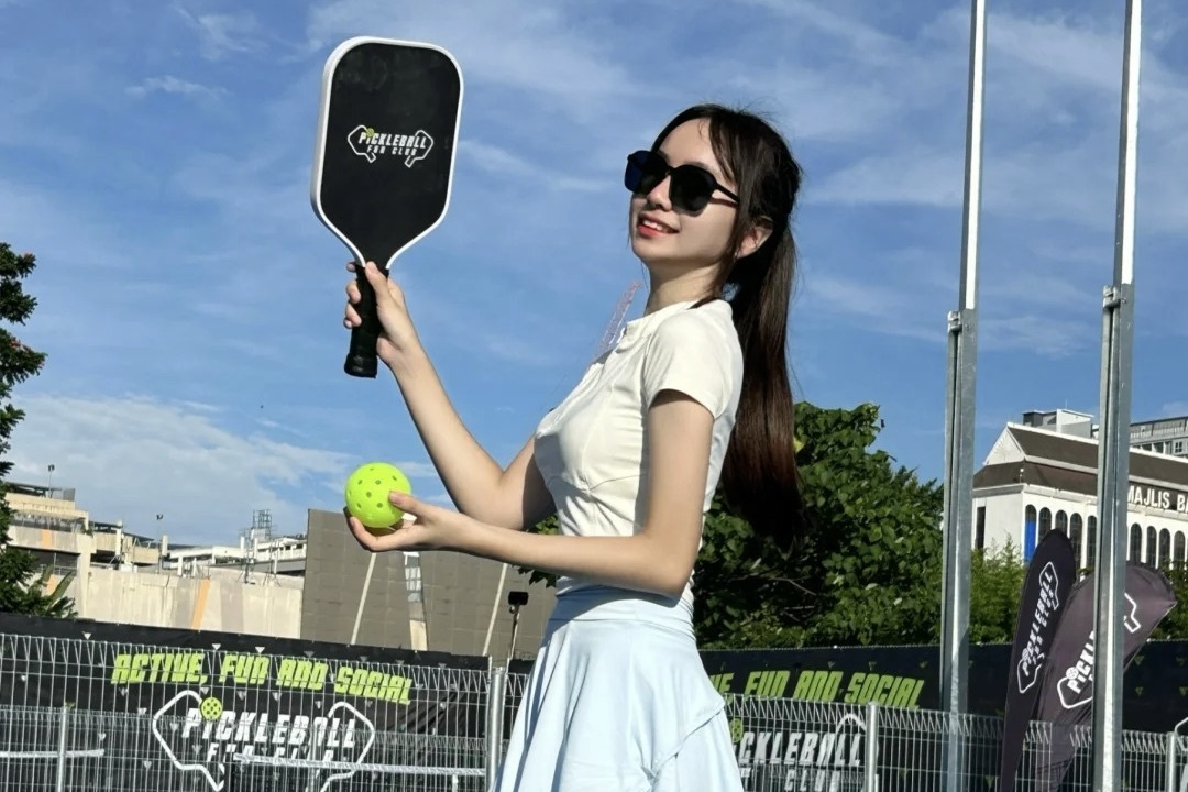 Gioi tre Trung Quoc tim ban nho choi pickleball, dap xe hinh anh