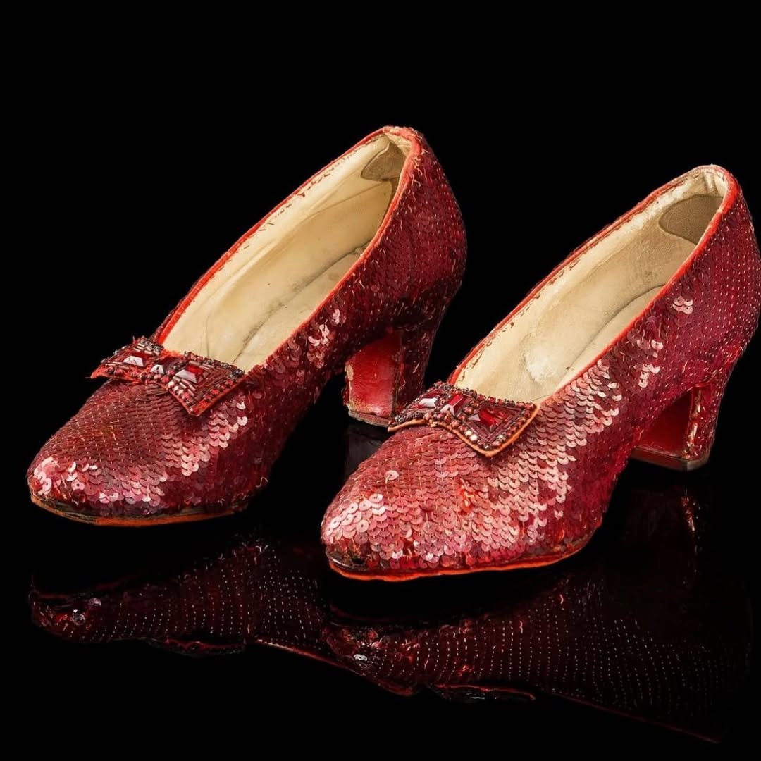 Judy Garland,  The Wizard of Oz,  nhà đấu giá,  nhạc kịch Wicked,  giày Ruby,  đắt nhất thế giới ảnh 1 Judy Garland,  The Wizard of Oz,  nha dau gia,  nhac kich Wicked,  giay Ruby,  dat nhat the gioi anh 1