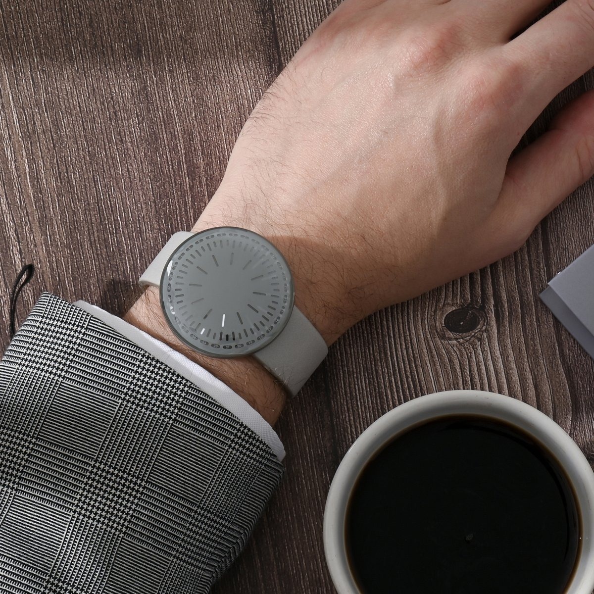 on wrist znews,  dong ho znews,  dong ho tuan qua,  vien soi 1000 USD,  Zach Raven M1,  dong ho vien soi anh 3