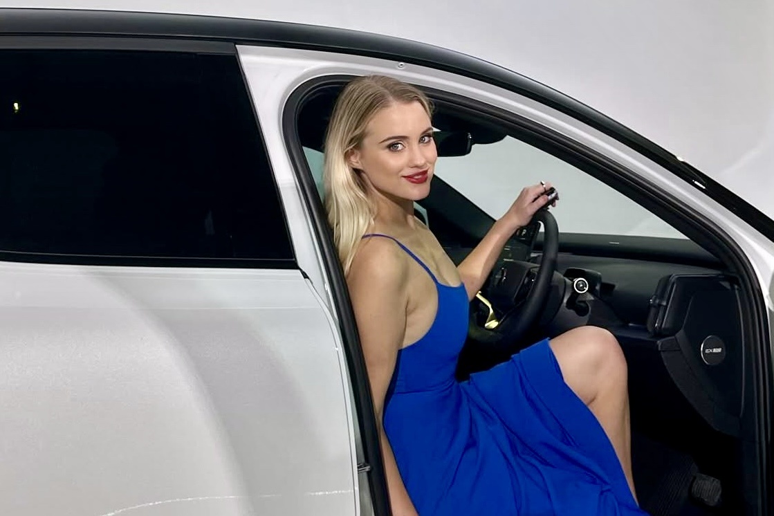 Chan dung vo sap cuoi hon 1 tuoi cua MrBeast hinh anh