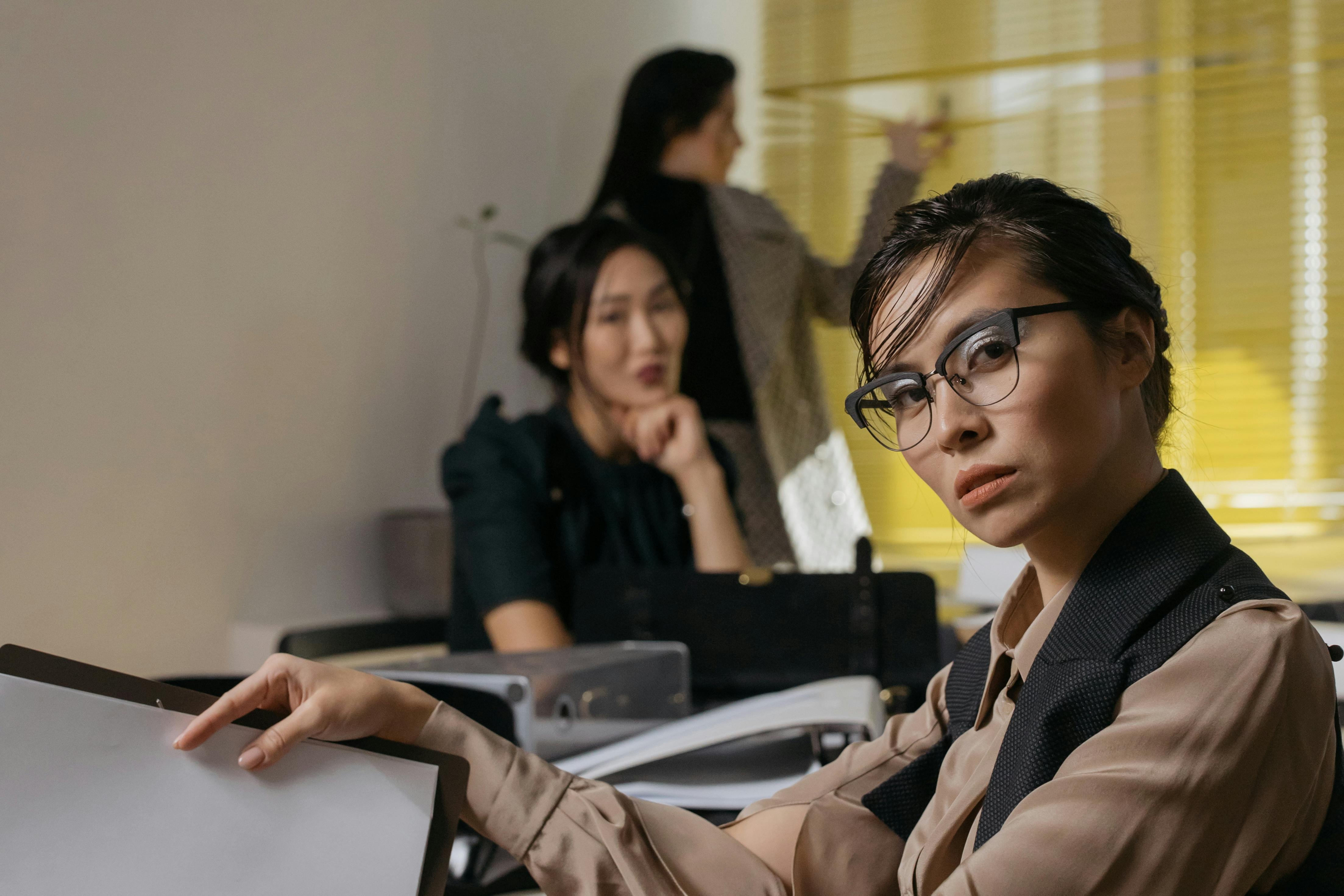 nhà tù công sở,  nhà tù doanh nghiệp,  làm việc từ xa,   ảnh 2 nha tu cong so,  nha tu doanh nghiep,  lam viec tu xa, anh 2