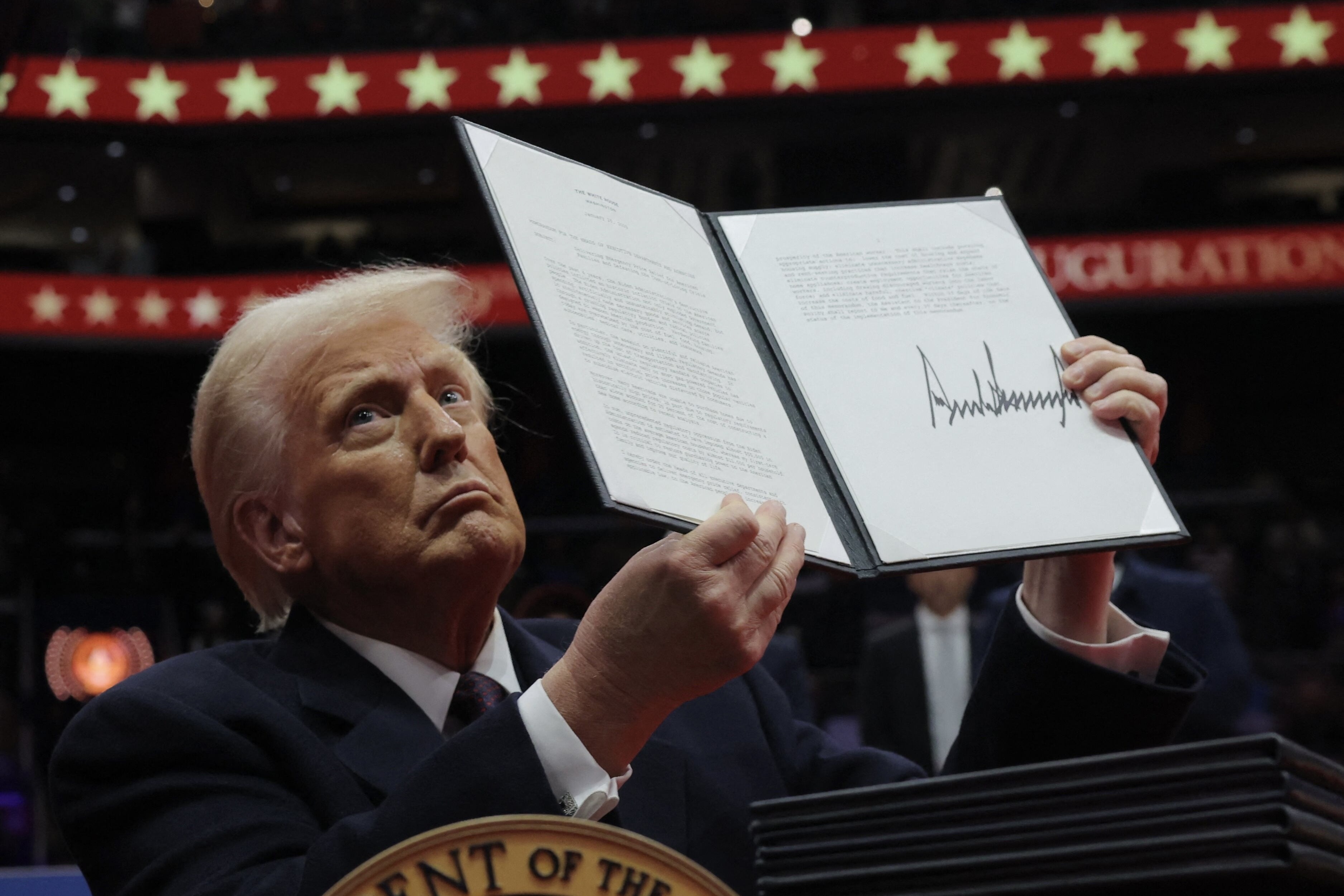 Ong Trump ky sac lenh yeu cau nhan vien len van phong 5 ngay/tuan hinh anh