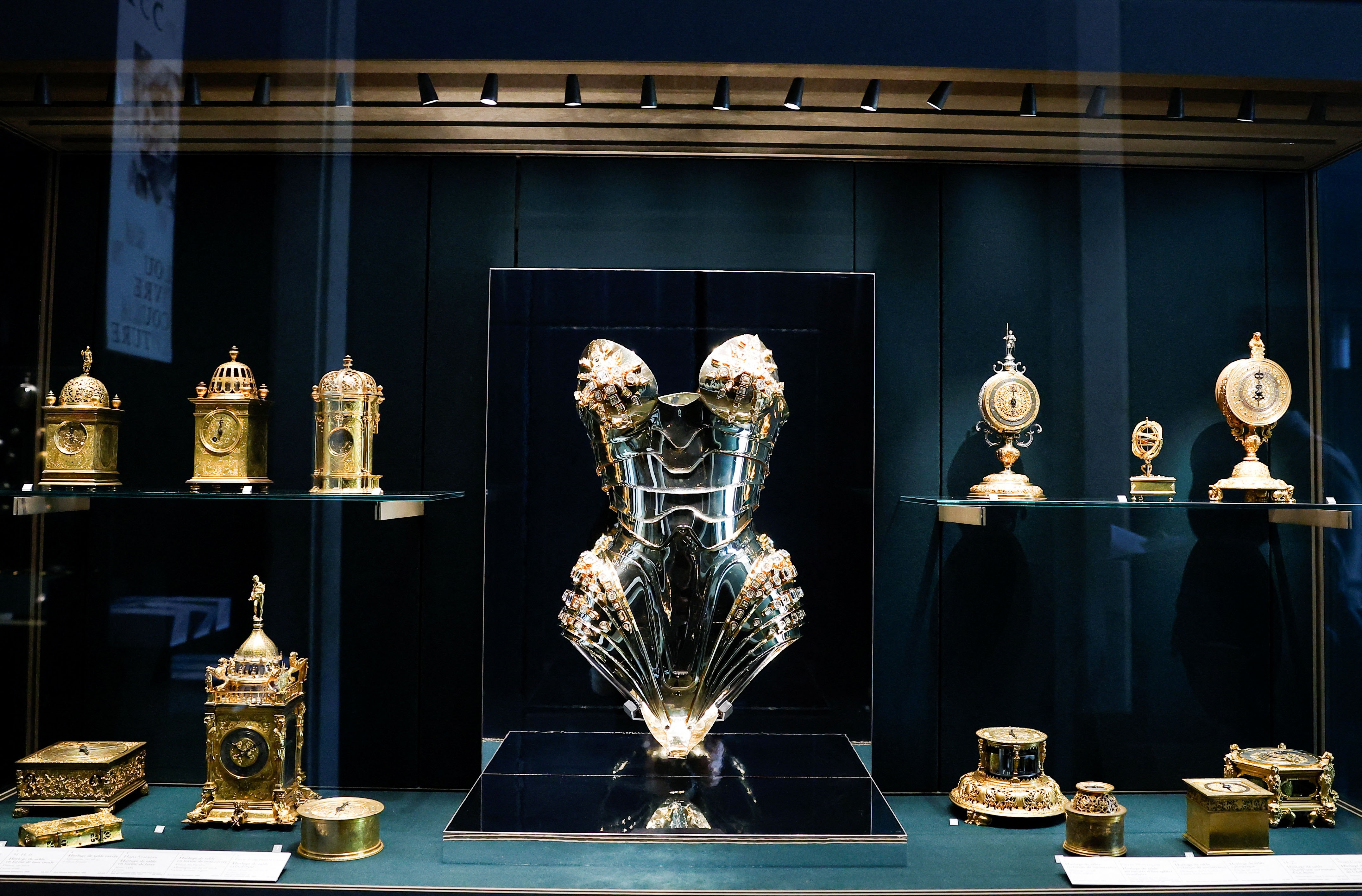 2025_01_23T153939Z_1747102209_RC2MFCAVG0TL_RTRMADP_3_FASHION_PARIS_LOUVRE.jpg