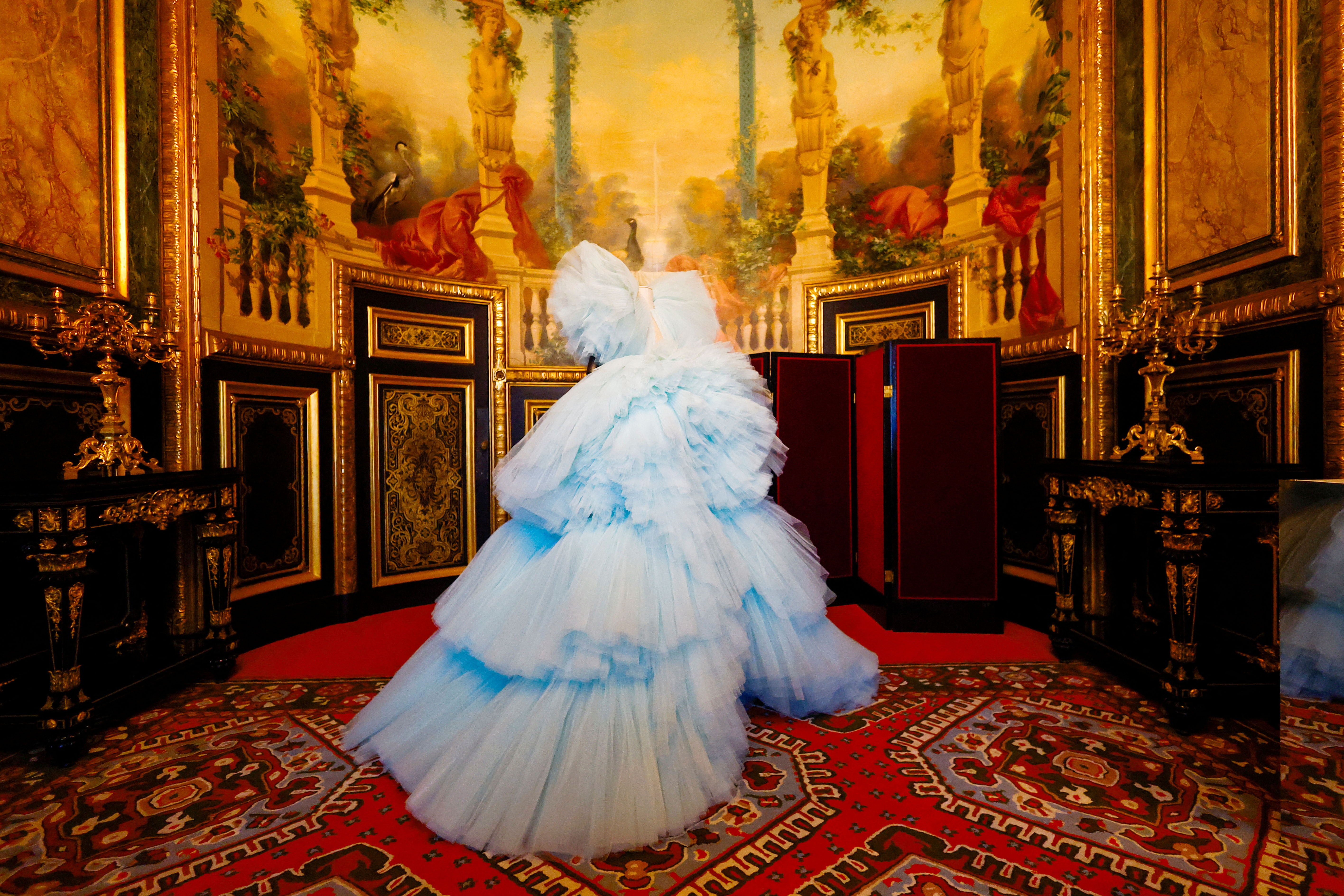 2025_01_23T155340Z_292278243_RC2LFCA97BM5_RTRMADP_3_FASHION_PARIS_LOUVRE.jpg