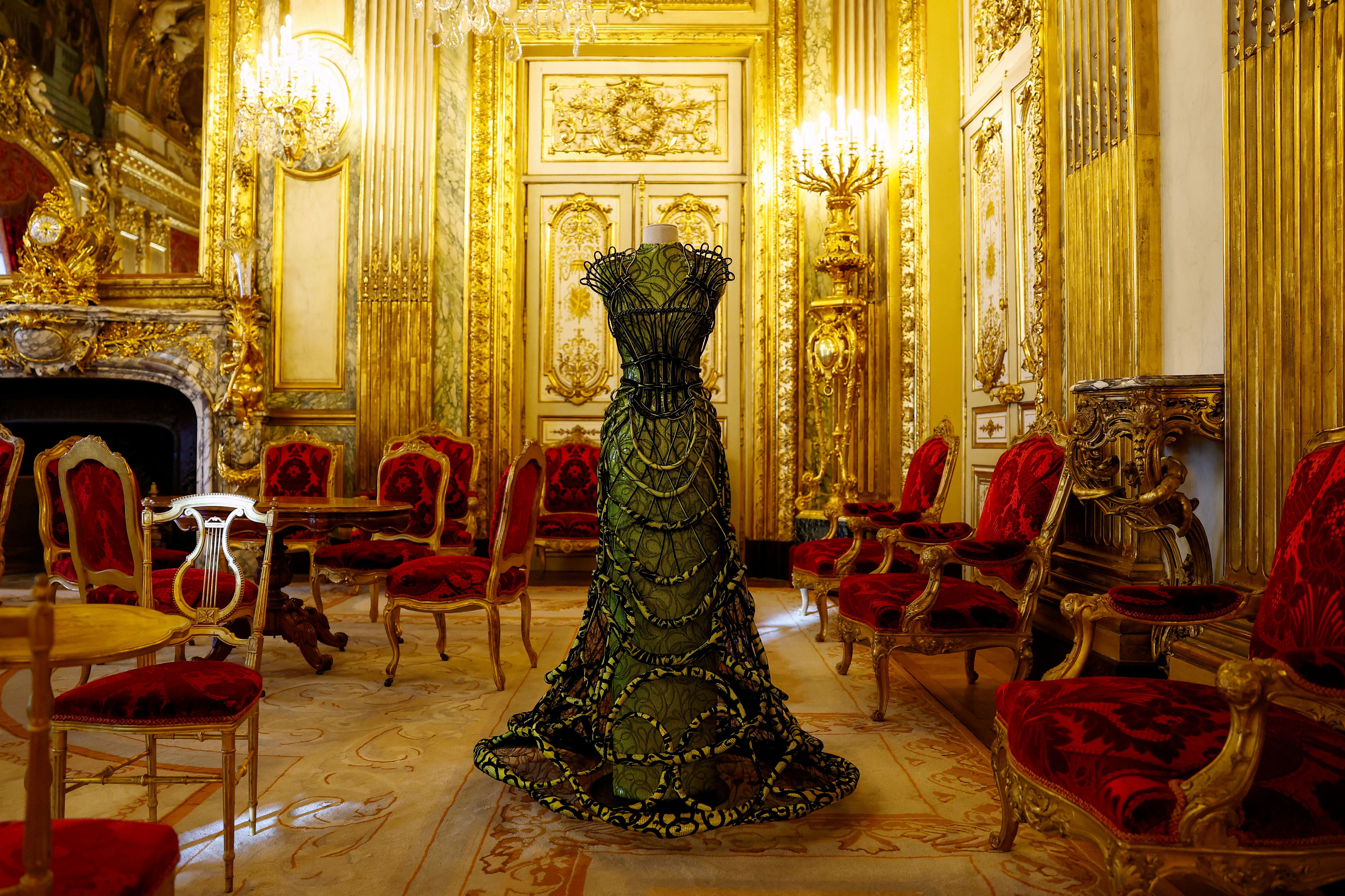 2025_01_23T155840Z_1825243050_RC2LFCAIK30C_RTRMADP_3_FASHION_PARIS_LOUVRE.jpg
