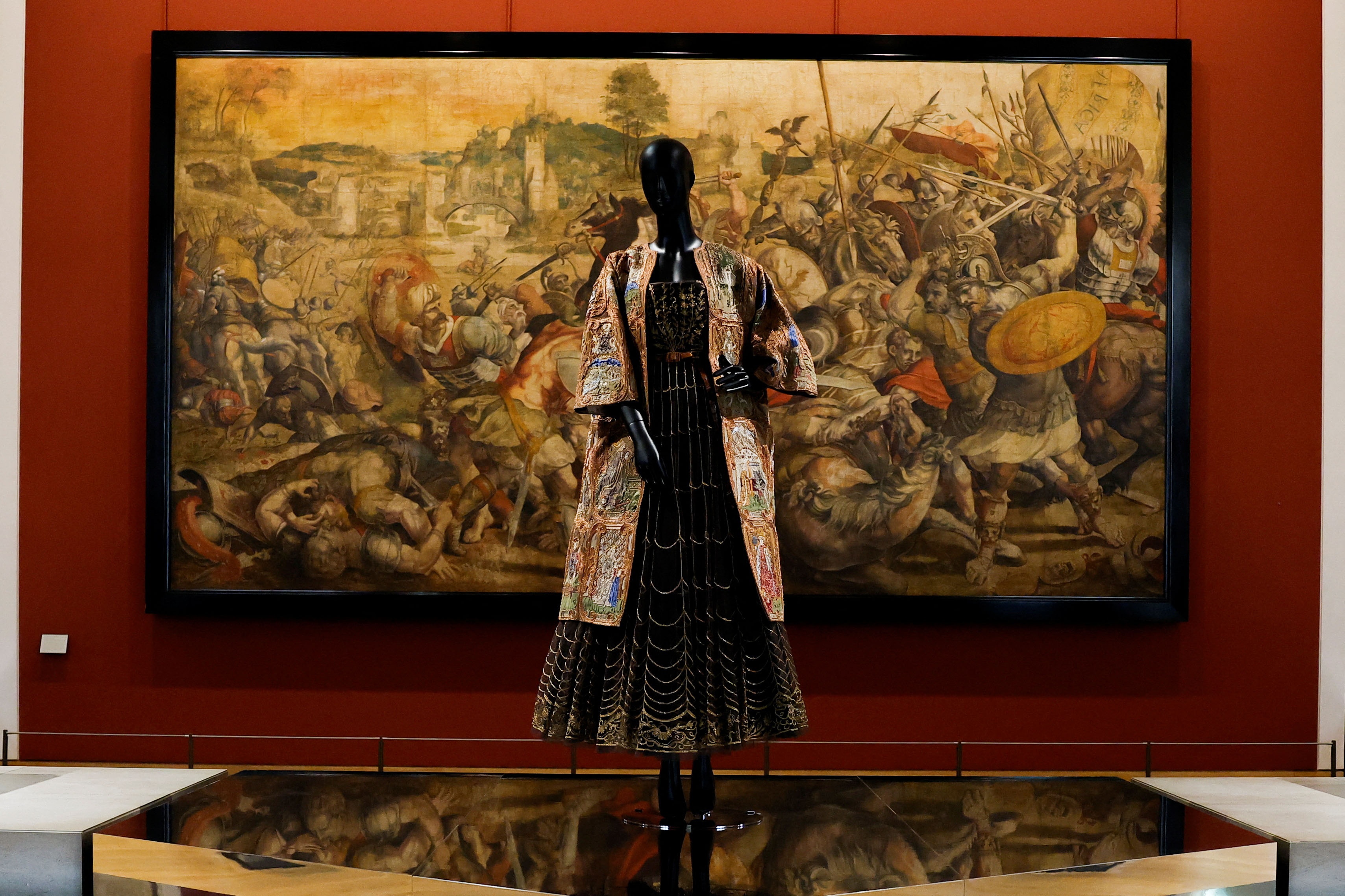 2025_01_23T160338Z_1122262444_RC2MFCAS7TCU_RTRMADP_3_FASHION_PARIS_LOUVRE.jpg