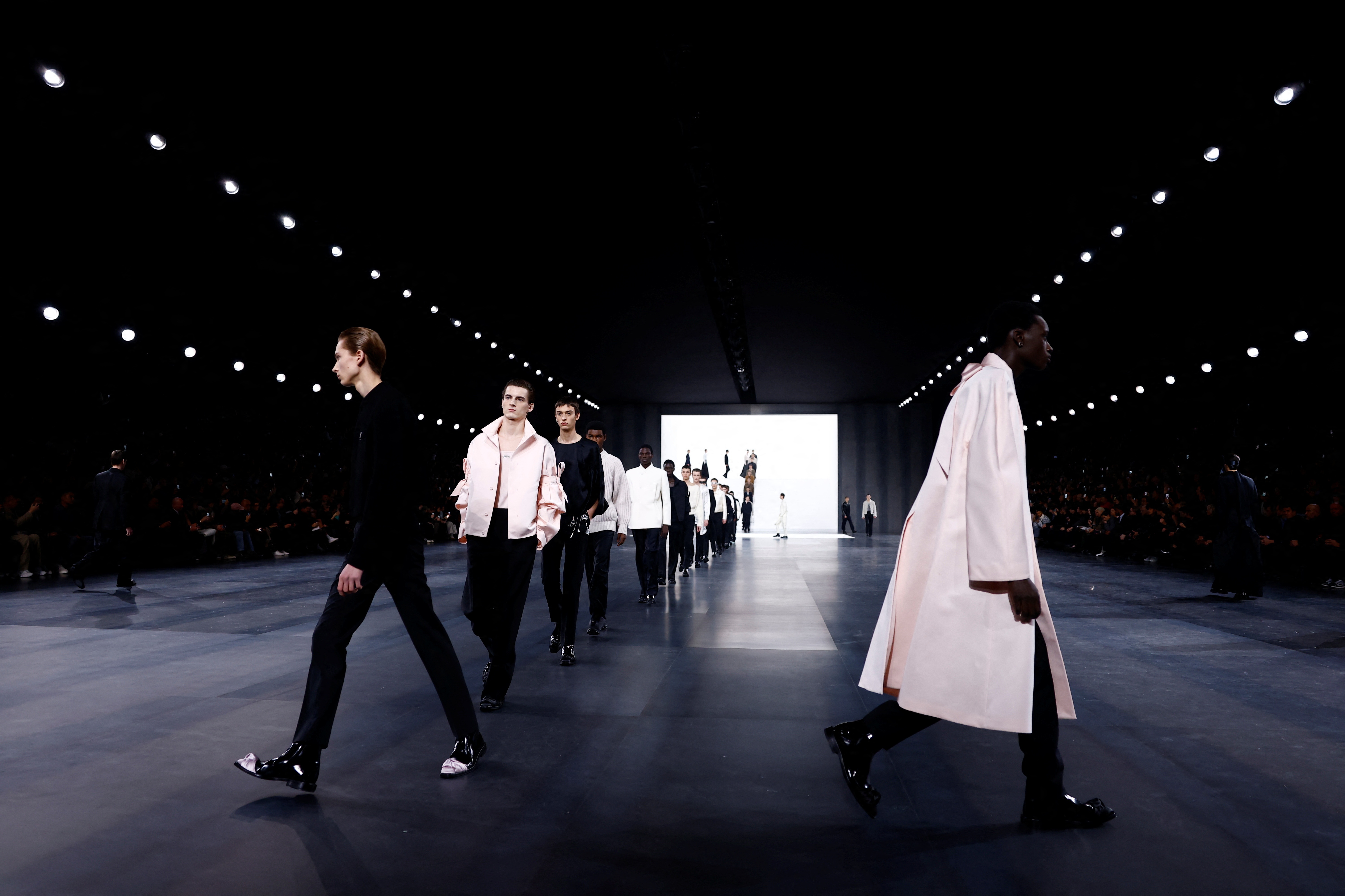 2025_01_24T142221Z_1026010262_RC2EGCAQGABL_RTRMADP_3_FASHION_PARIS_MENSWEAR_DIOR.JPG