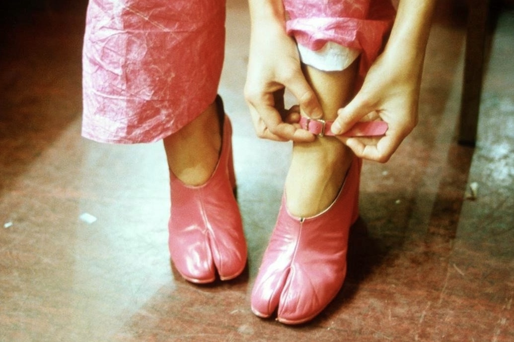 Dep Crocs het thoi, giay mong ngua van la xu huong nam con Ran hinh anh