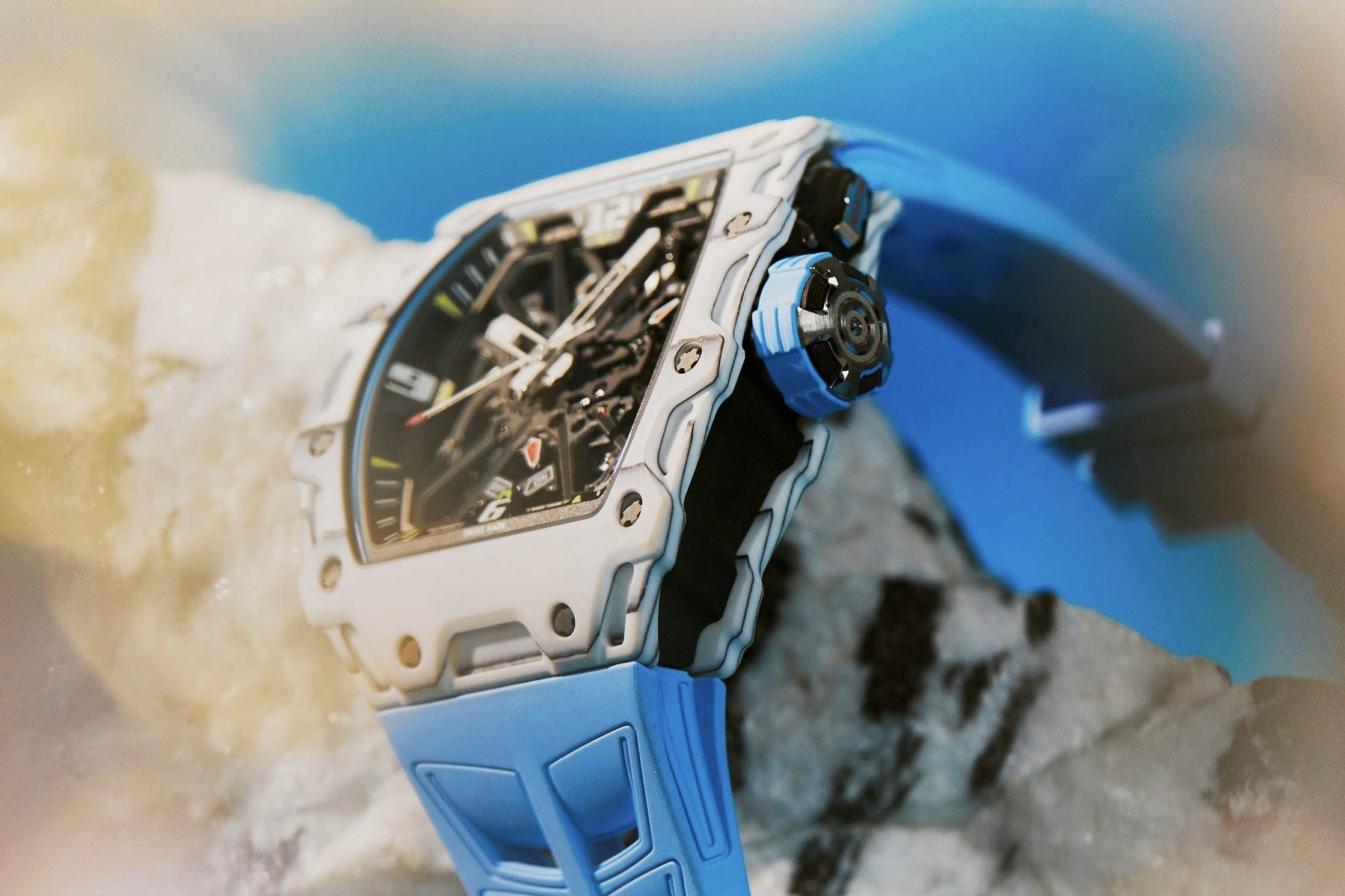 Bi mat vat lieu ben trong dong ho 311.000 USD hinh anh