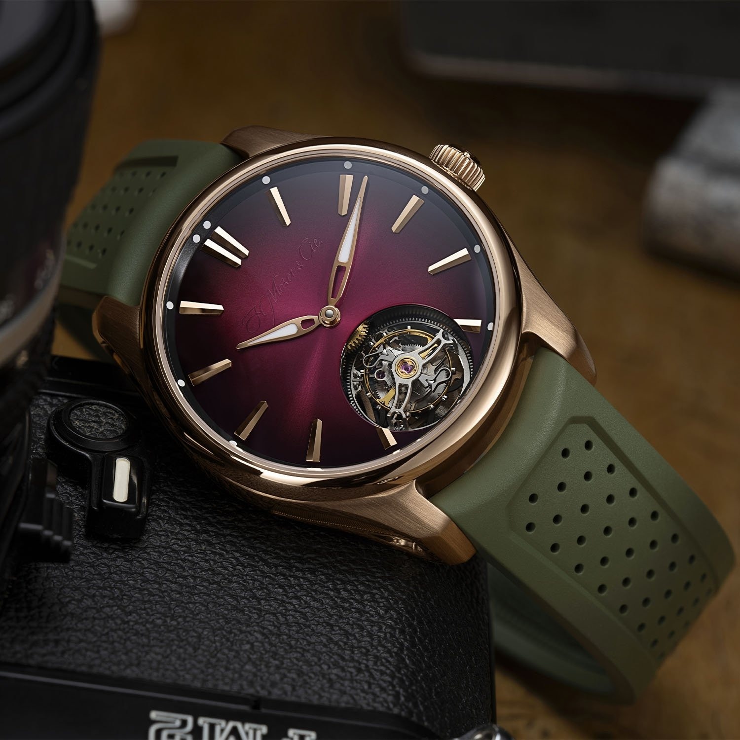 On Wrist znews,  dong ho tuan,  Le Regulateur Fleury,  Louis Erard,  Hop phan trang diem anh 7