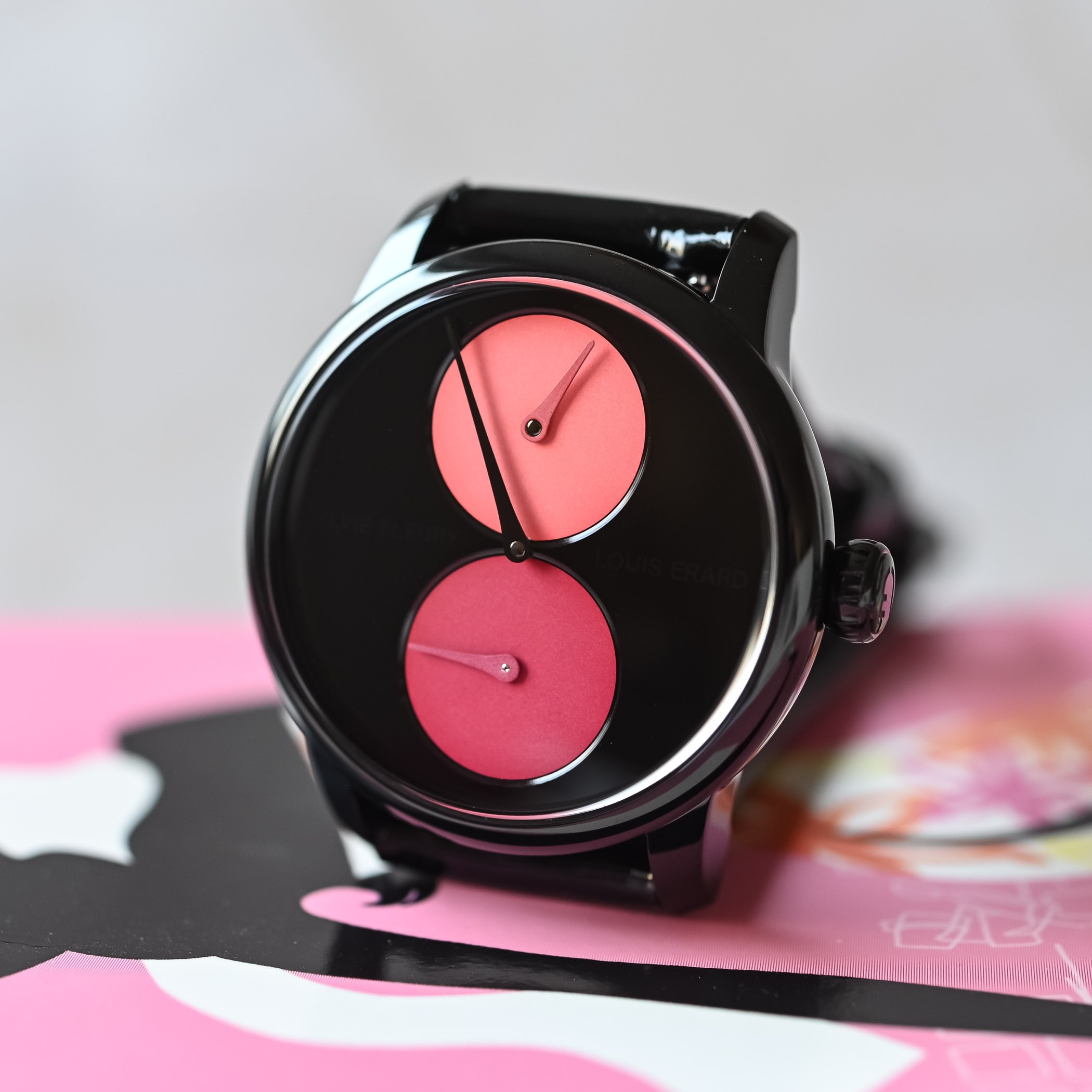 On Wrist znews,  dong ho tuan,  Le Regulateur Fleury,  Louis Erard,  Hop phan trang diem anh 3