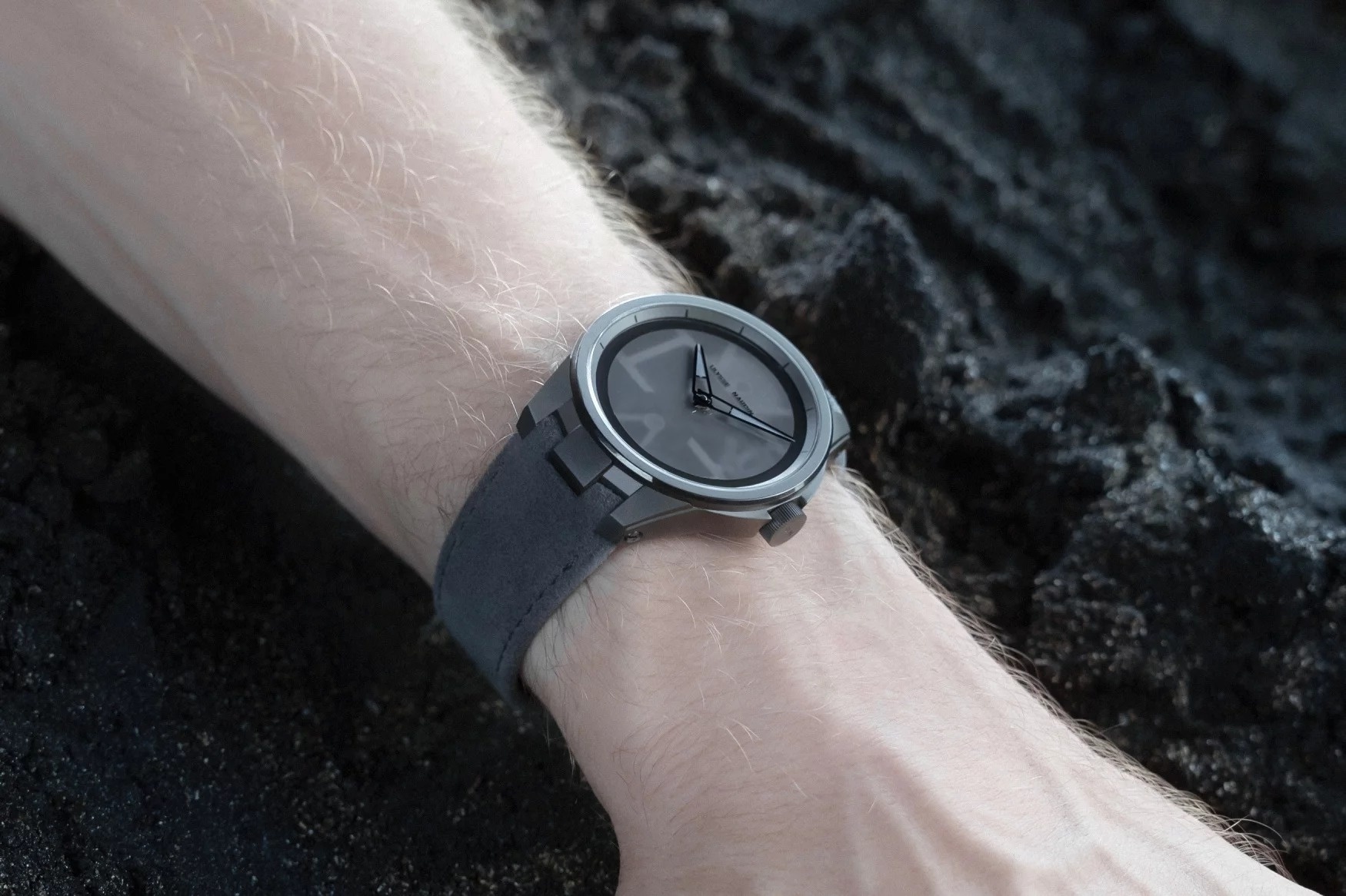 On Wrist znews,  dong ho tuan,  Le Regulateur Fleury,  Louis Erard,  Hop phan trang diem anh 8