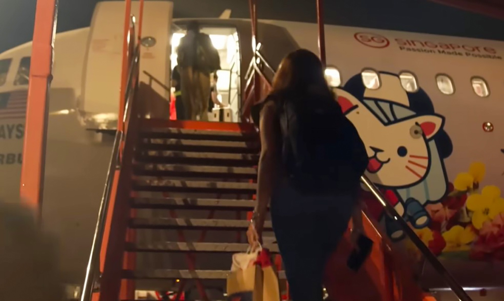 di lam bang may bay, hang hang khong AirAsia, tien thue nha anh 1