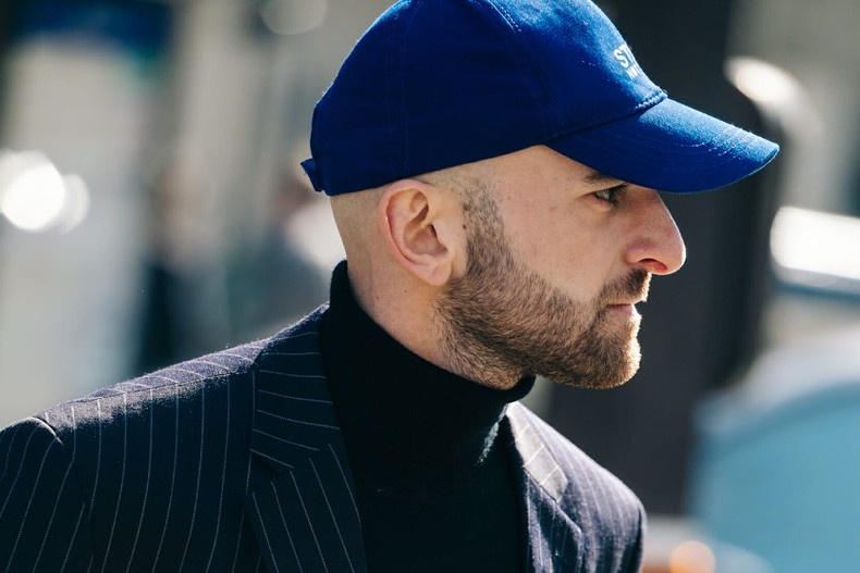 Nguoi dan ong mu xanh dung sau 'de che' tin tuc xa xi hinh anh