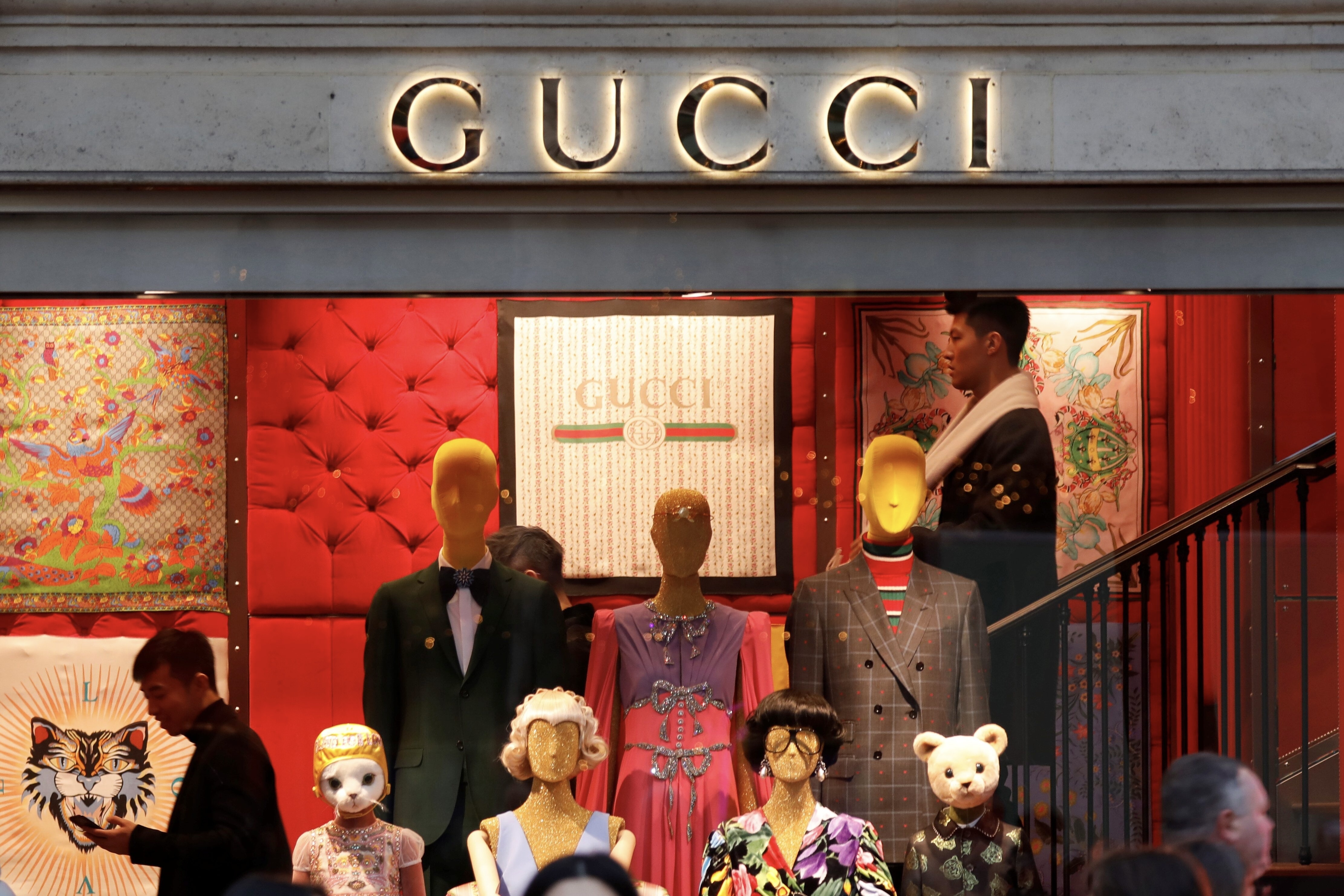 Gucci dang dung truoc buoc ngoat lich su hinh anh
