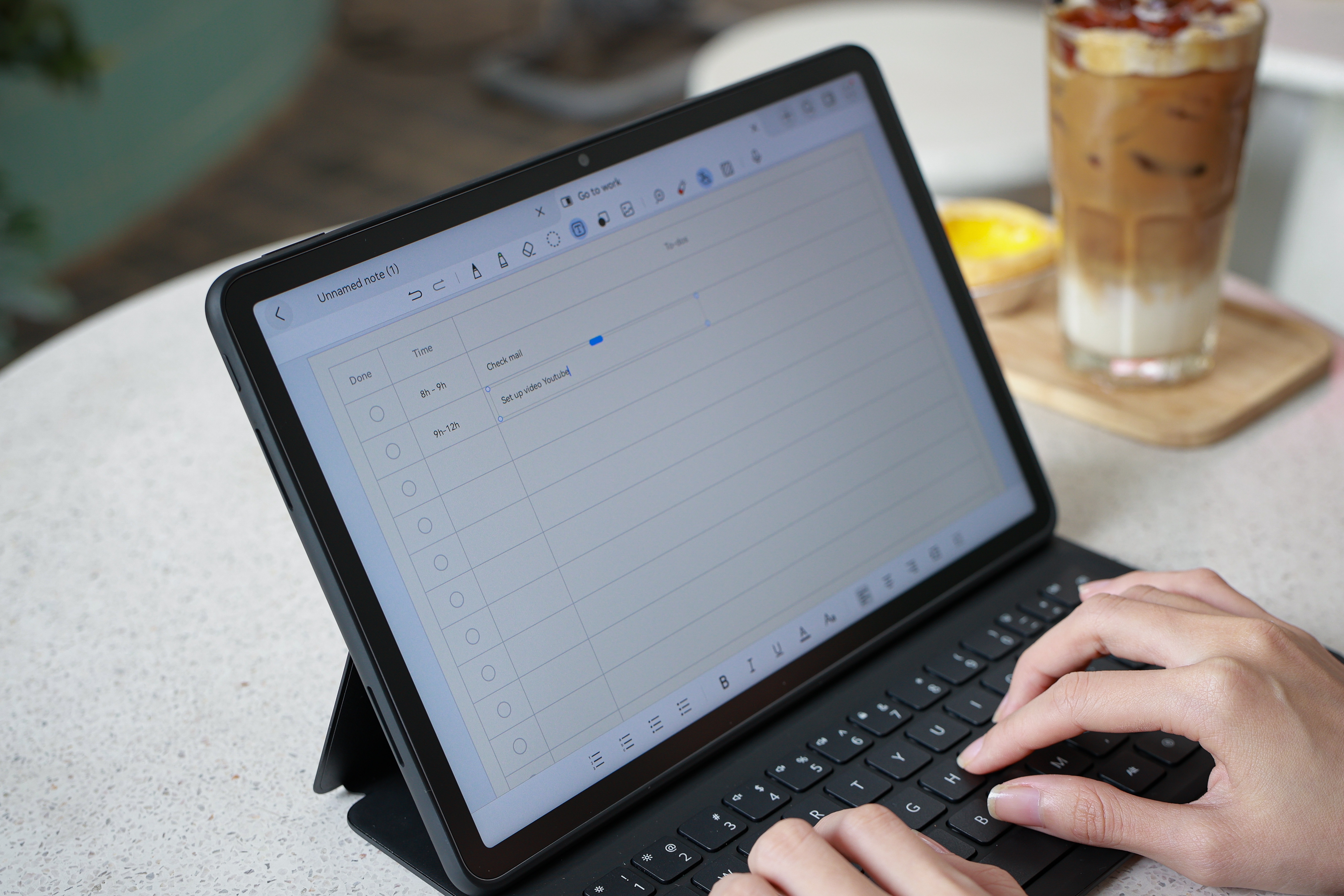 nhan su tre,  nhan su di lam,  van phong, anh 1