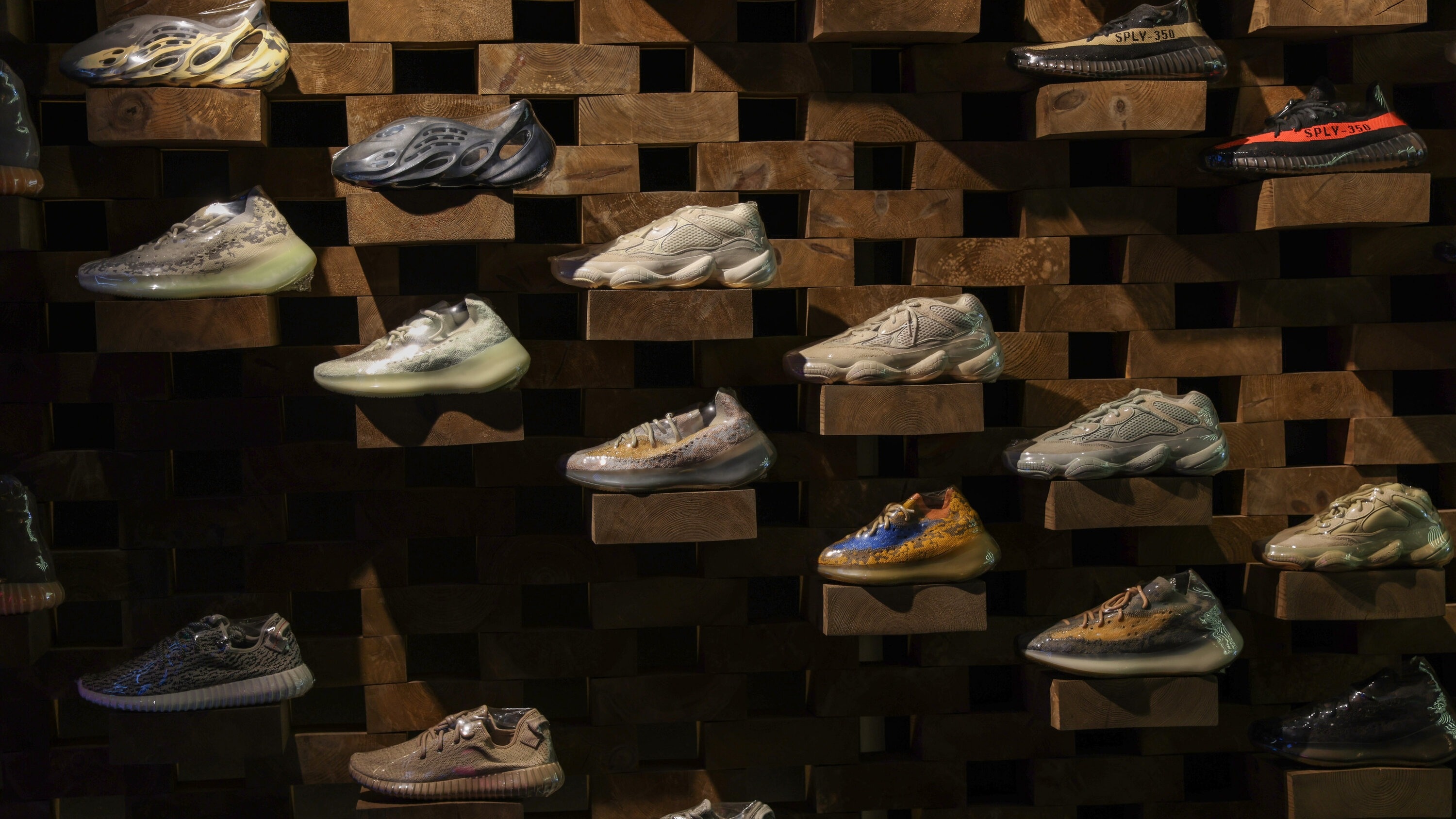 05biz_adidas_yeezy_wfpj_videoSix.jpg