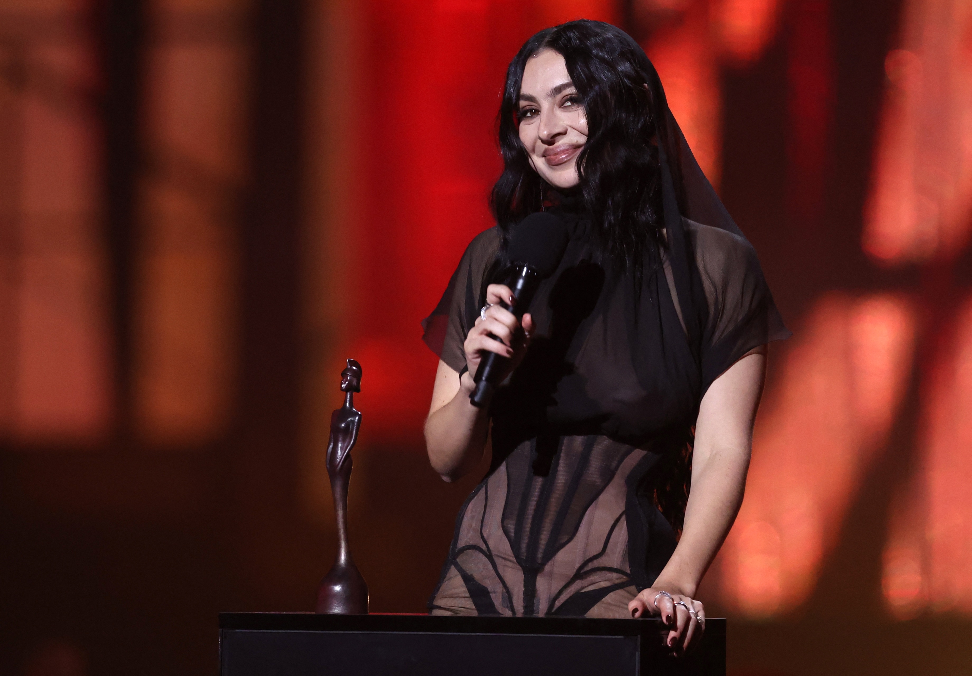 free the nipple,  giai phong vong mot,  xu huong thoi trang,  trang phuc xuyen thau,  trang phuc trong suot,  tham do Grammy,  tham do Oscar anh 3