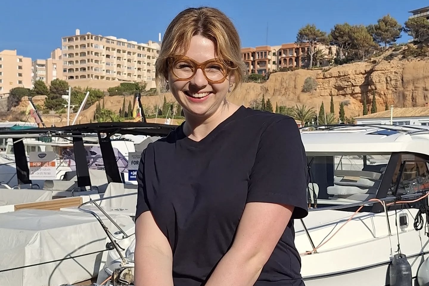 Co gai 27 tuoi lam bao mau tren sieu du thuyen trieu USD hinh anh