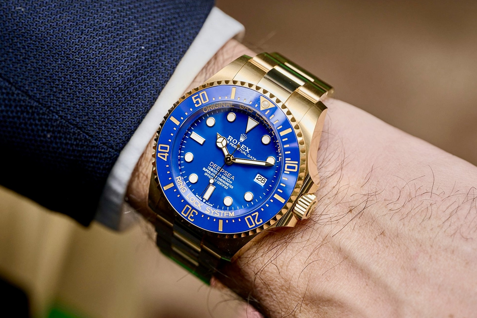 Rolex cang dat hon sau don thue moi cua ong Trump hinh anh