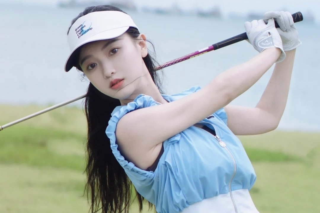 San golf in dau sneakers khien gioi thuong luu phan no hinh anh