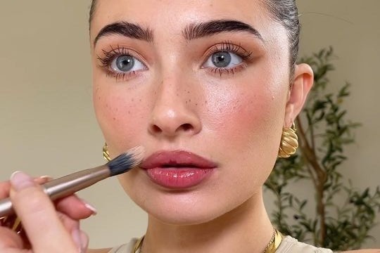 7 mon do makeup khong the thieu khi vao he hinh anh