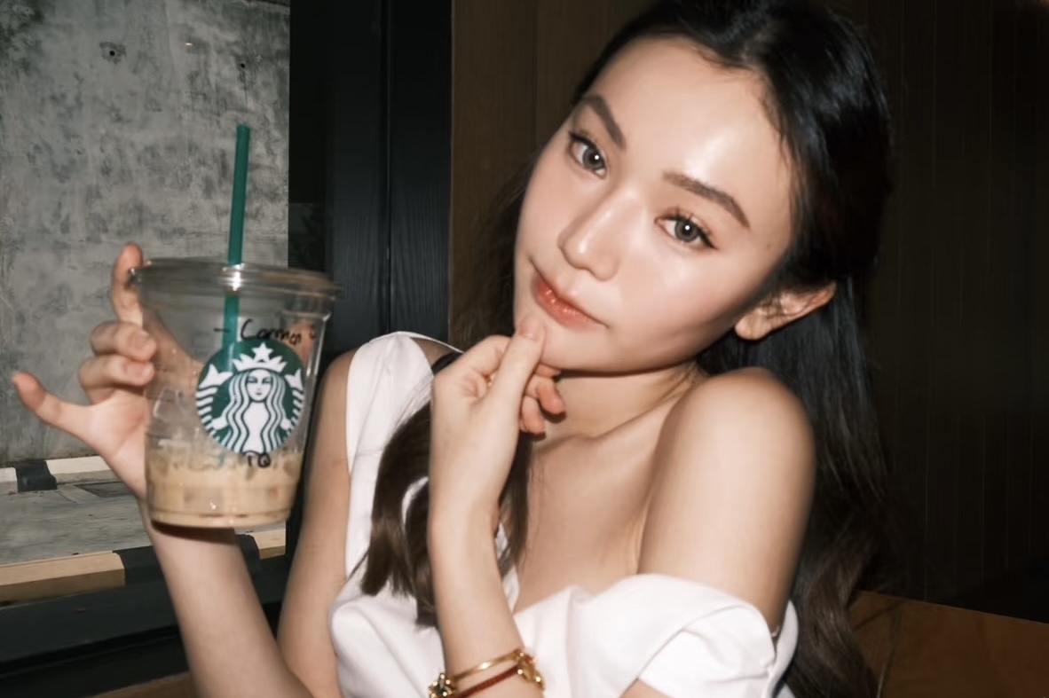 Tranh cai loi nhan 'cot nha' tren ly Starbucks hinh anh