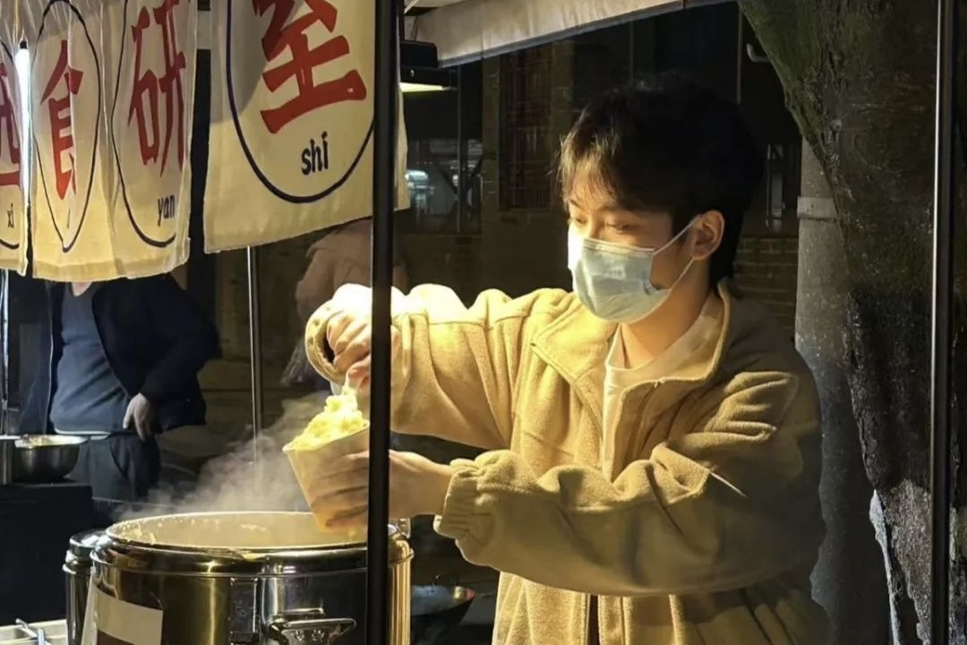 Chang trai 24 tuoi tu choi hoc bong tien si My de ban hang rong hinh anh