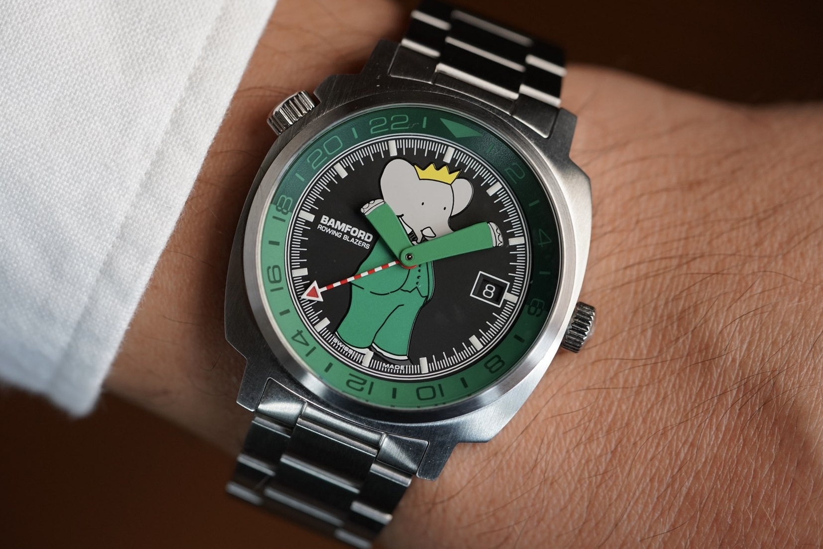 Dong ho con voi duoc san don hinh anh