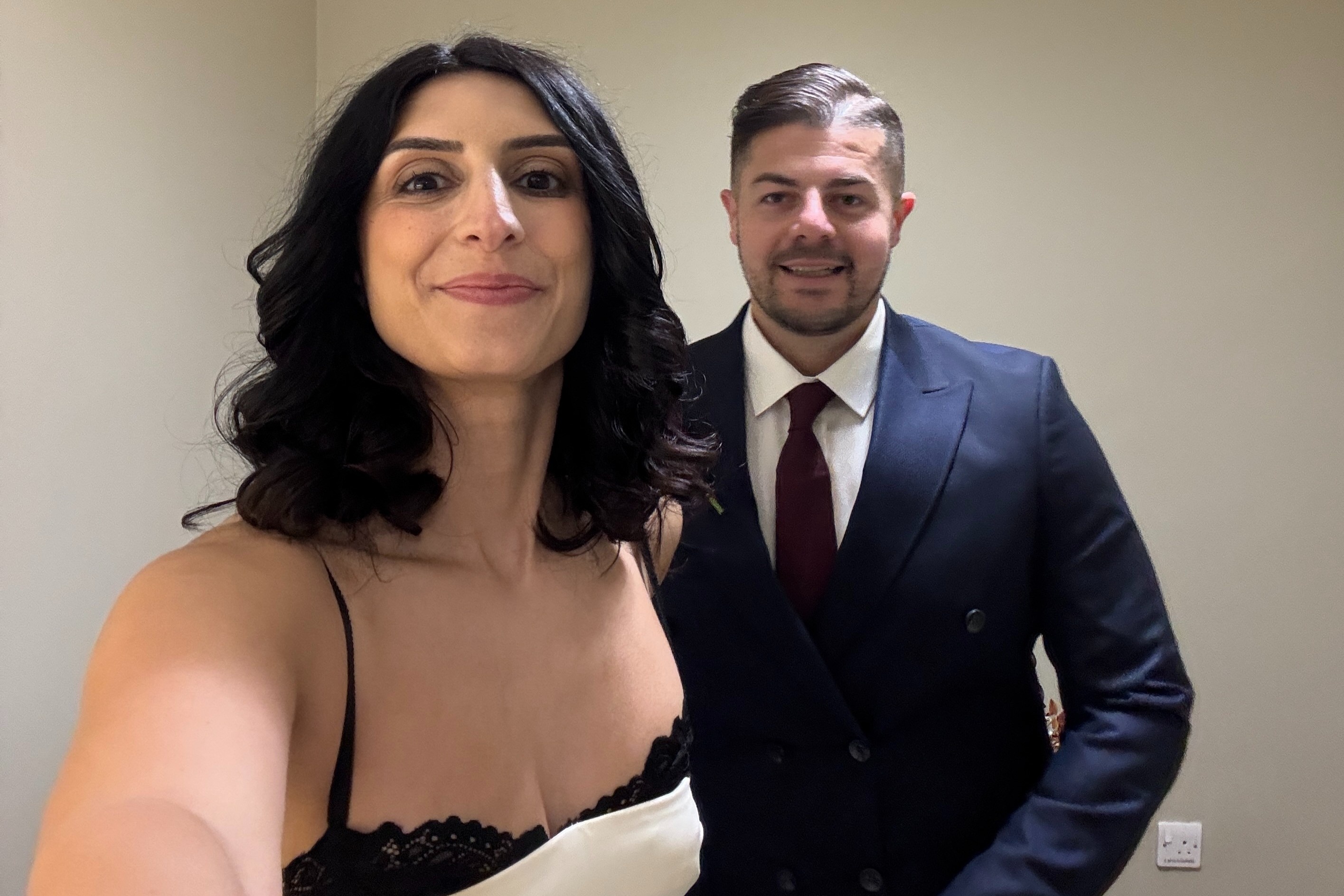 Co dau bi chi trich vi mac vay cuoi lo noi y den hinh anh