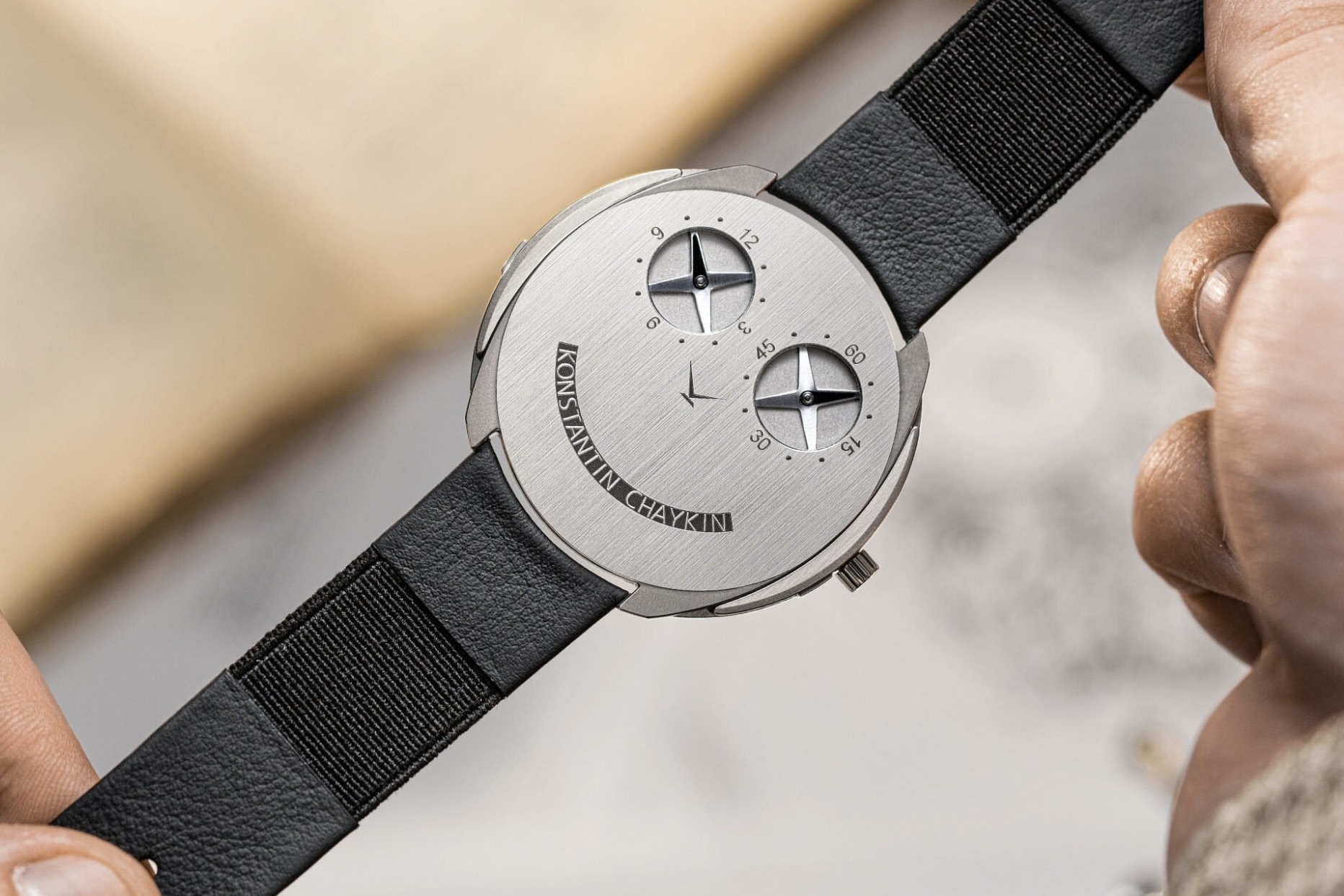 Dong ho co mong nhat the gioi duoc dinh gia gan 800.000 USD hinh anh